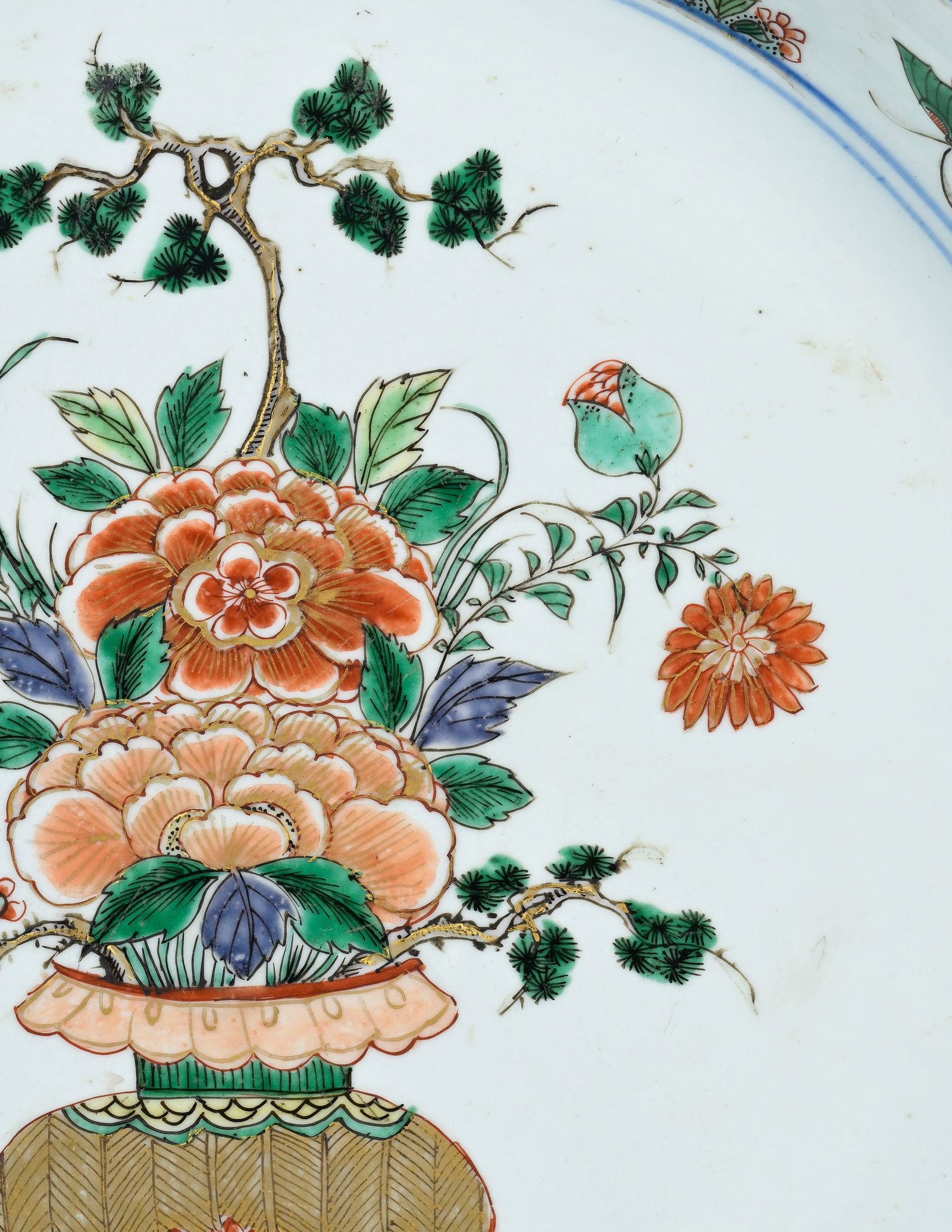 Paire de grands plats creux en porcelaine famille verte, Chine, XVIIIe s., décor de vase fleuri - 5
