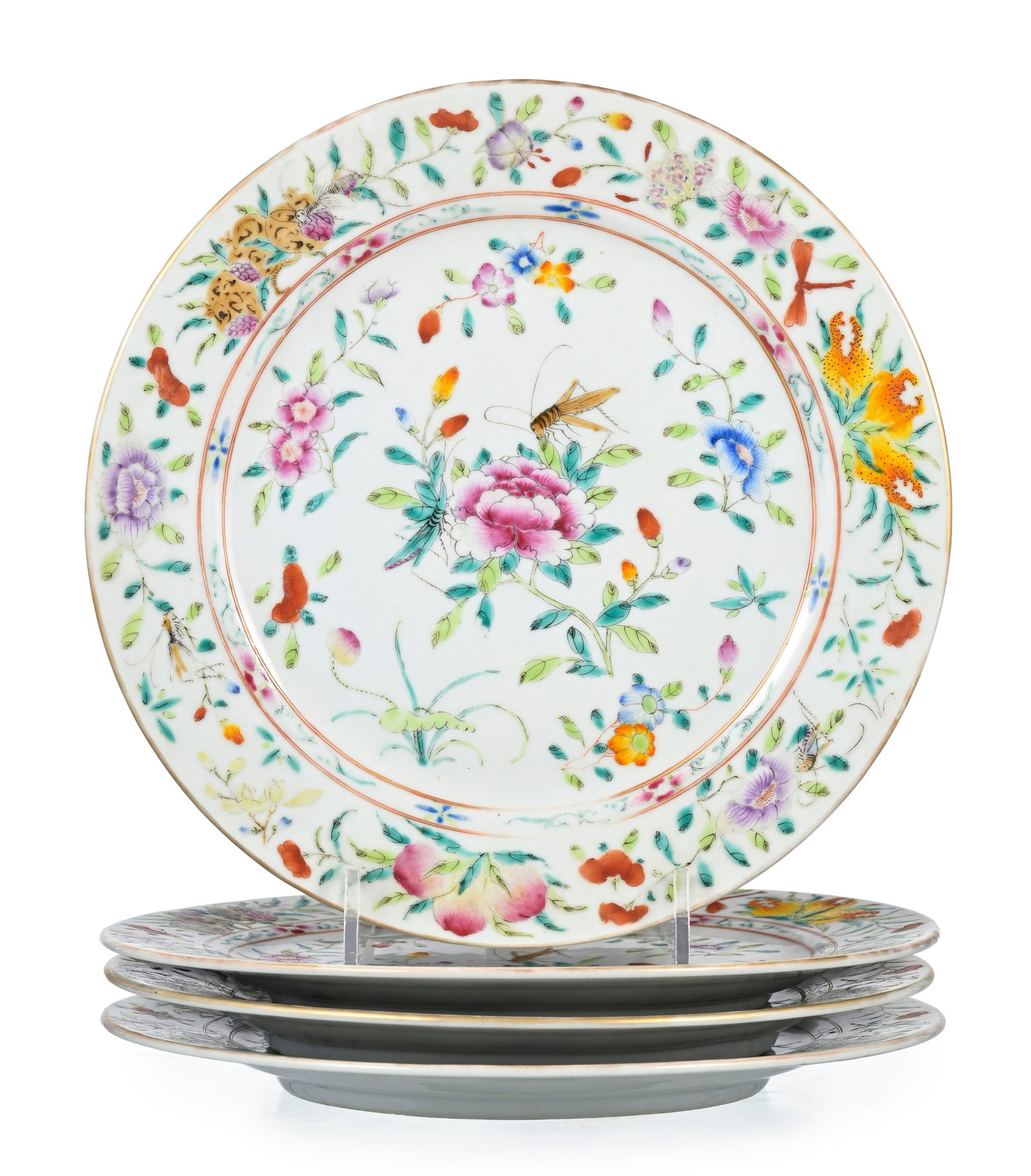 Ensemble de 4 assiettes en porcelaine famille rose, Chine, XVIIIe s., décor de fleurs, d'insect: Ensemble de 4 assiettes en porcelaine famille rose, Chine, XVIIIe s., décor de fleurs, d'insectes et des Sanduo ("Trois Abondances") sur le marli et le fond, diam. 25-25,5 cm Provenance: collecti