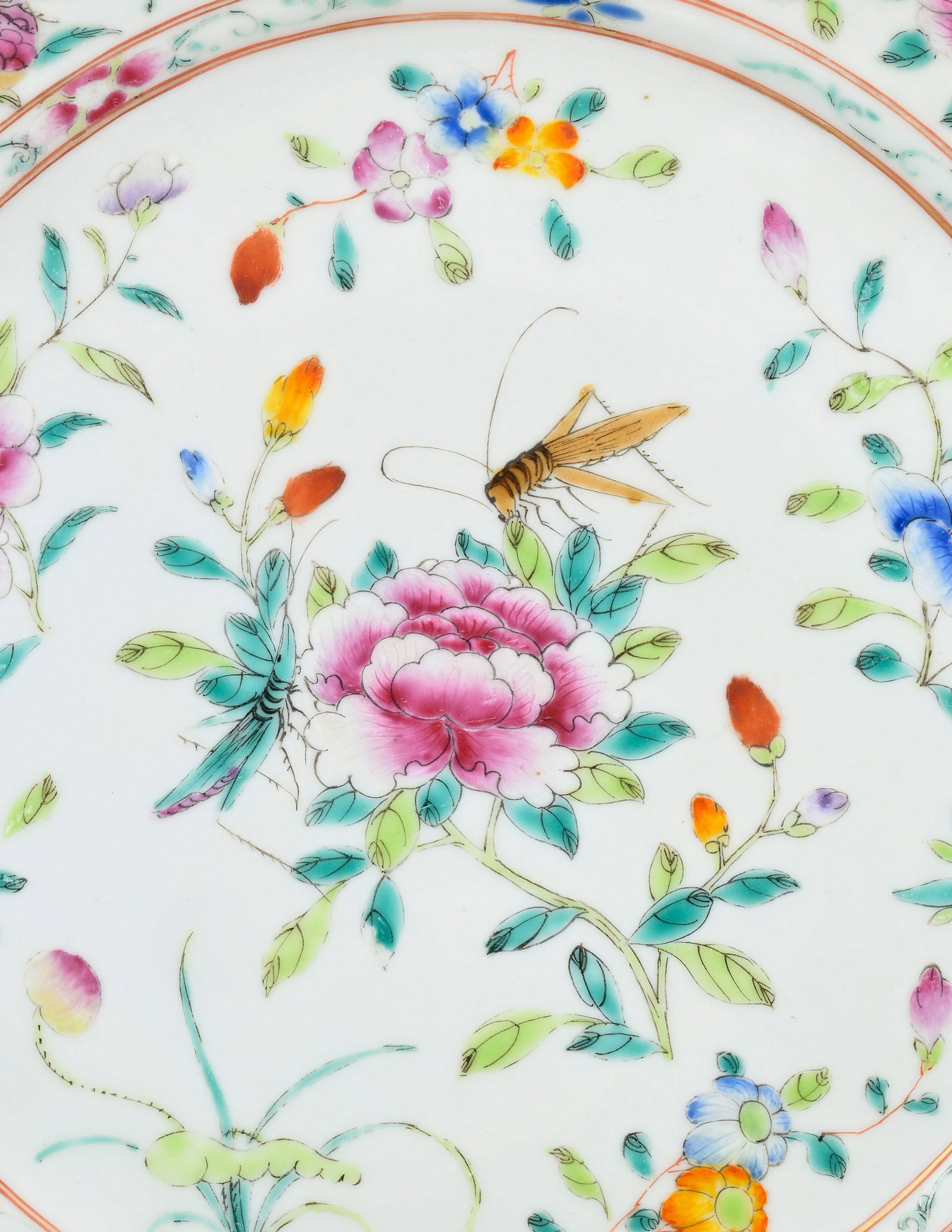 Ensemble de 4 assiettes en porcelaine famille rose, Chine, XVIIIe s., décor de fleurs, d'insect - 4