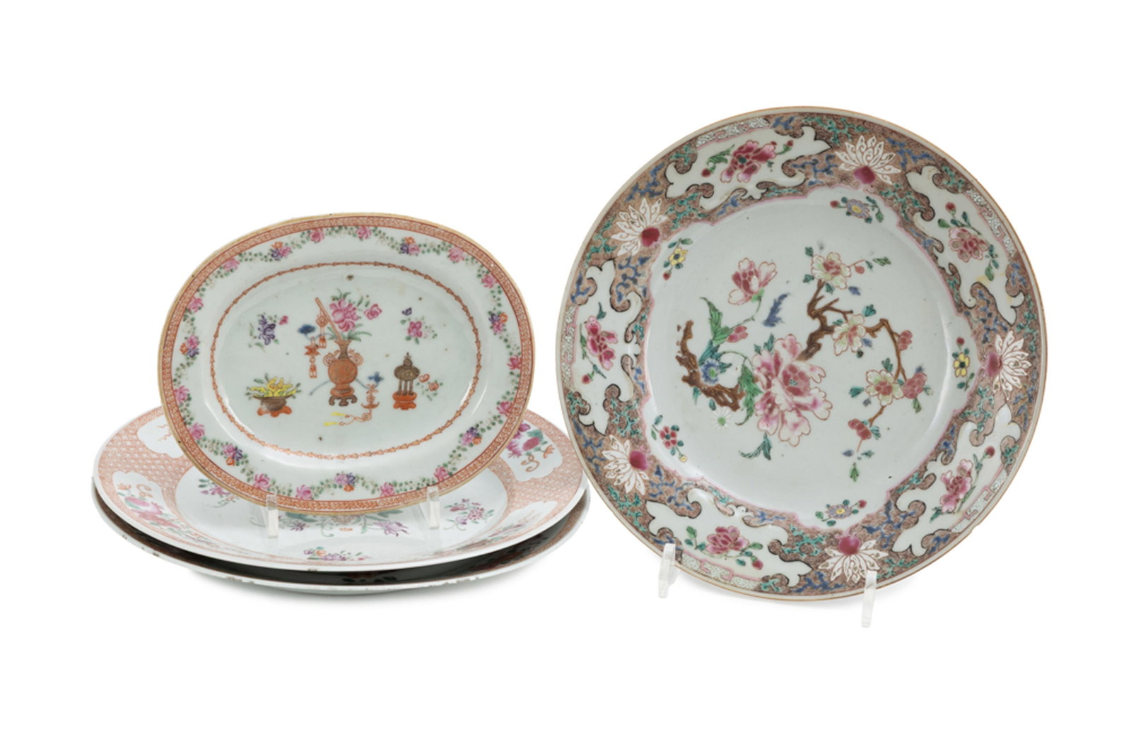 Ensemble de 3 assiettes et 1 ravier ovale en porcelaine famille rose, Chine, XVIIIe s.: 1 assiette o (1 of 9)