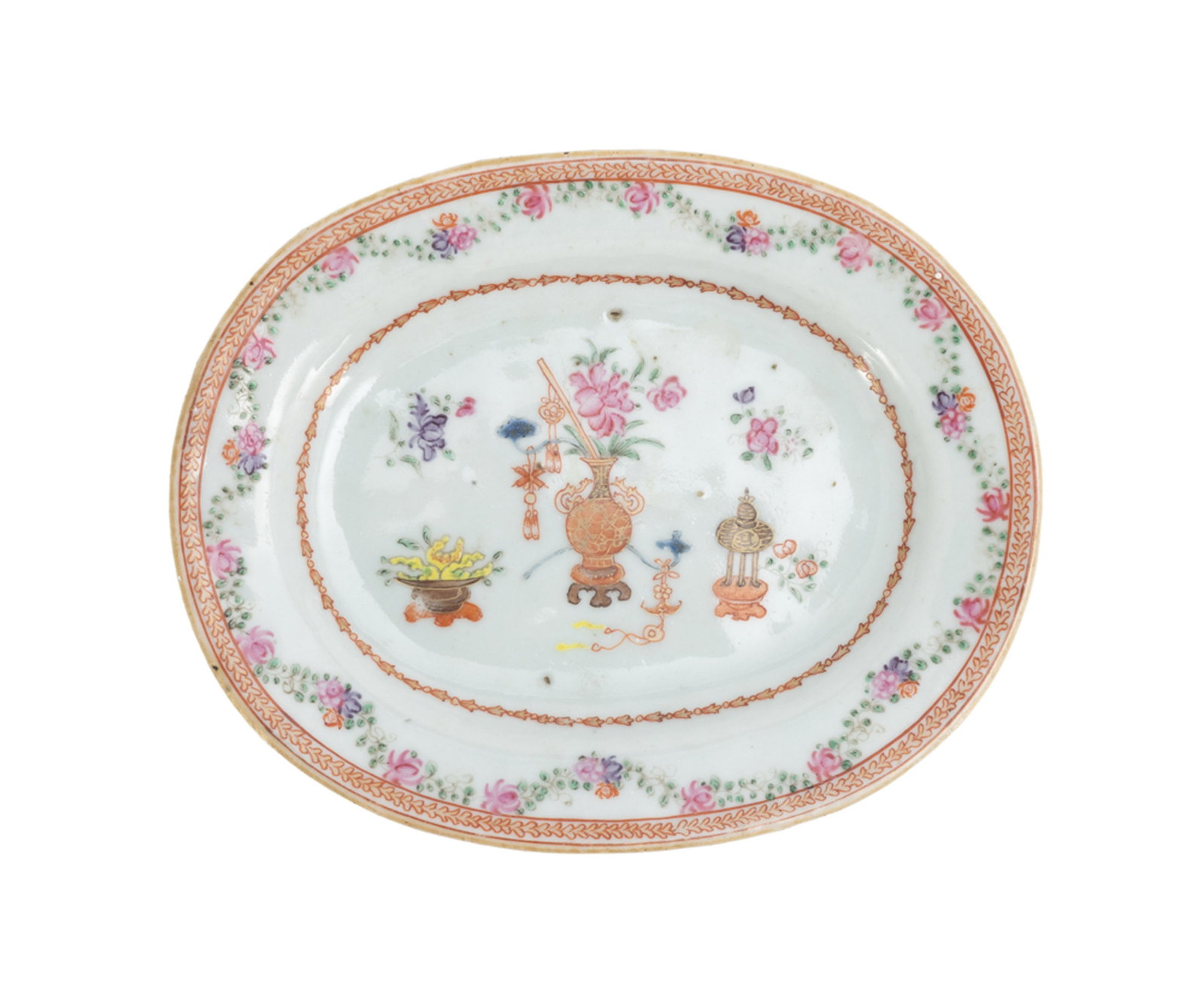 Ensemble de 3 assiettes et 1 ravier ovale en porcelaine famille rose, Chine, XVIIIe s.: 1 assiette o - 3