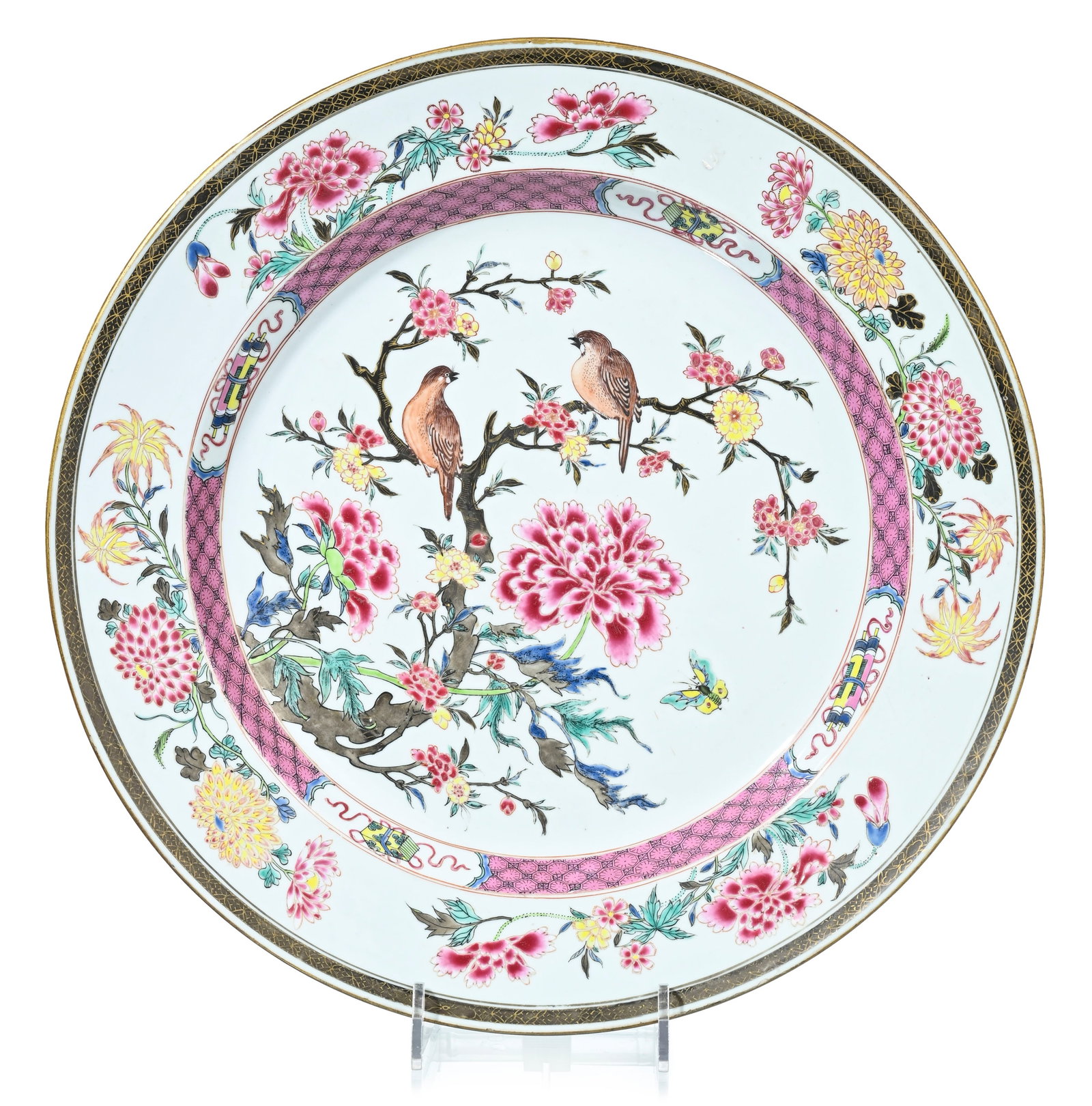 Grand plat en porcelaine famille rose, Chine, XVIIIe s., décor de deux oiseaux parmi des branch: Grand plat en porcelaine famille rose, Chine, XVIIIe s., décor de deux oiseaux parmi des branches fleuries, diam. 39 cm (fêlé) A large famille rose porcelain charger, China, 18th centur