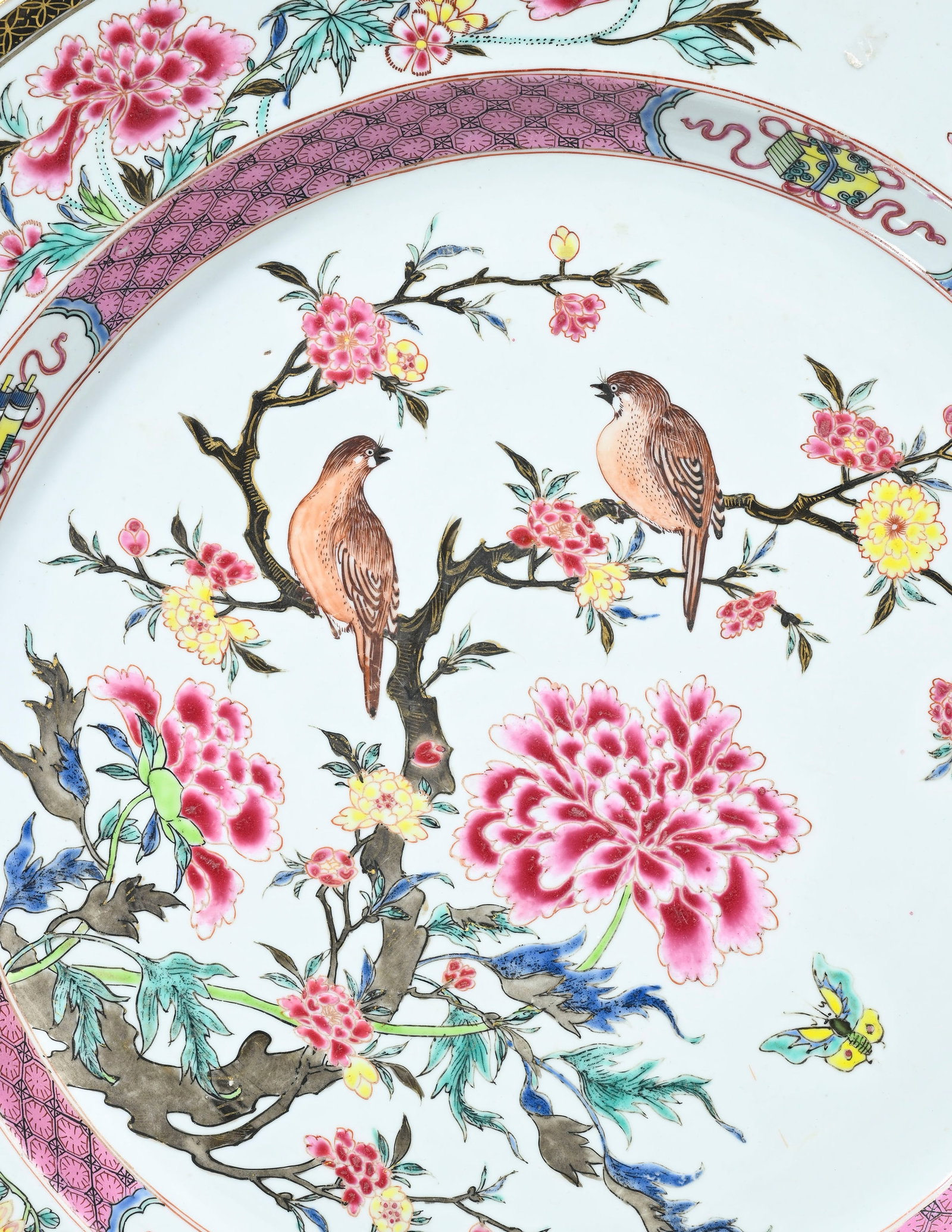 Grand plat en porcelaine famille rose, Chine, XVIIIe s., décor de deux oiseaux parmi des branch - 3