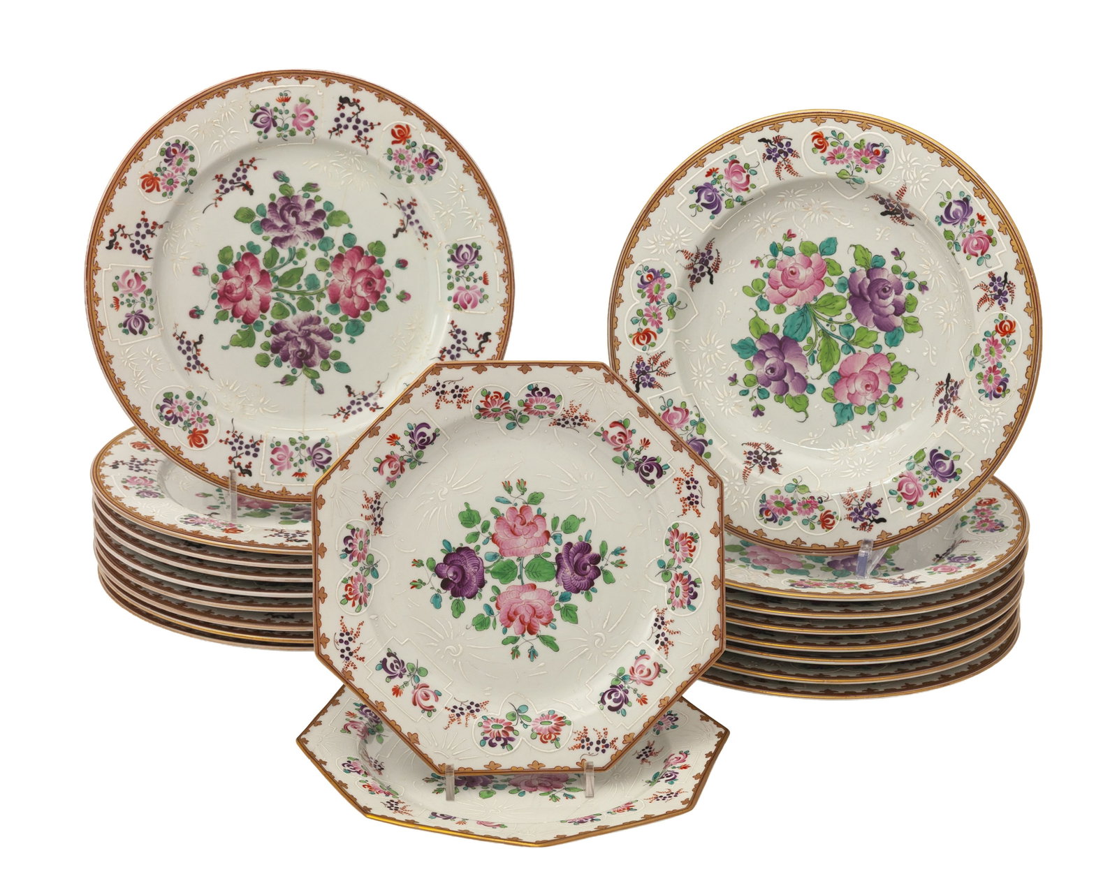 Ensemble de 19 assiettes en porcelaine famille rose, Samson dans le goût chinois, ca 1900, comp: Ensemble de 19 assiettes en porcelaine famille rose, Samson dans le goût chinois, ca 1900, comprenant: 17 circulaires (dont 8 creuses) et 2 hexagonales plus petites, toutes au décor de