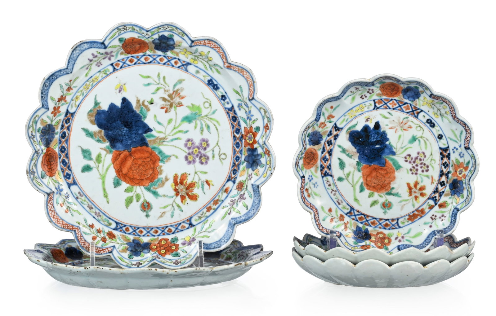 Ensemble de 5 assiettes floriformes en porcelaine Imari, Chine, dynastie Qing: décor de rinceau: Ensemble de 5 assiettes floriformes en porcelaine Imari, Chine, dynastie Qing: décor de rinceaux de fleurs et motifs géométriques, 3 petites et 2 de taille moyenne, tailles diverses,