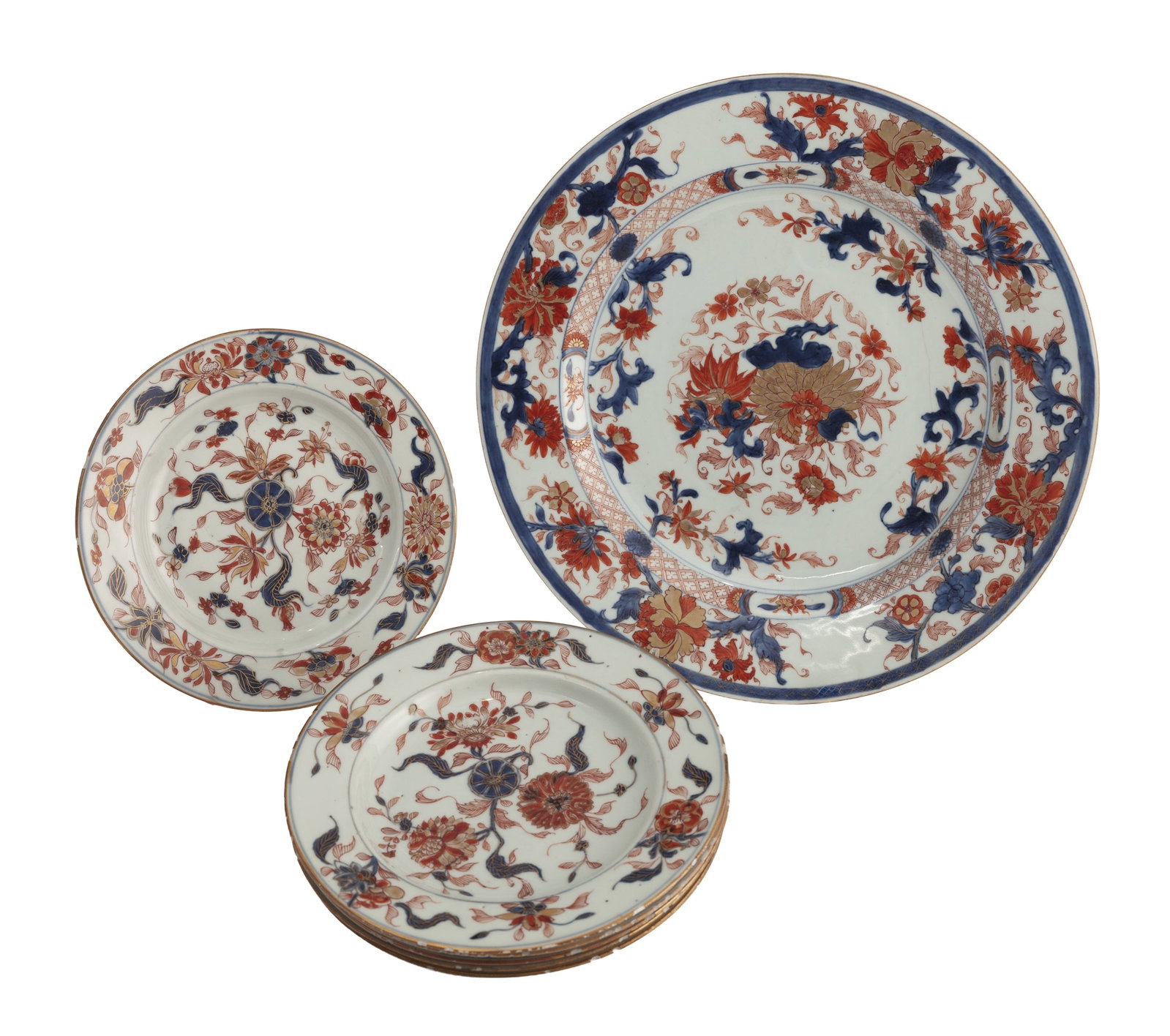 Ensemble de 1 plat et 6 assiettes en porcelaine Imari, Chine, XVIIIe s.: décor de multiples rin: Ensemble de 1 plat et 6 assiettes en porcelaine Imari, Chine, XVIIIe s.: décor de multiples rinceaux de fleurs, diam. 21,5 cm (assiettes), 35,5 cm (plat) (3 fêlés, éclats) A set of