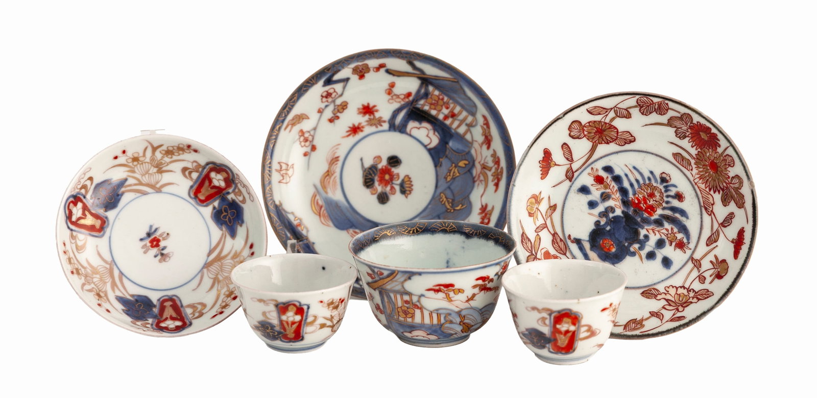 Ensemble de 3 coupes et 3 soucoupes en porcelaine Imari, Chine, XVIIIe s., comprenant: 2 coupes et 1: Ensemble de 3 coupes et 3 soucoupes en porcelaine Imari, Chine, XVIIIe s., comprenant: 2 coupes et 1 soucoupe au même décor de fleurs, 1 coupe et 1 s