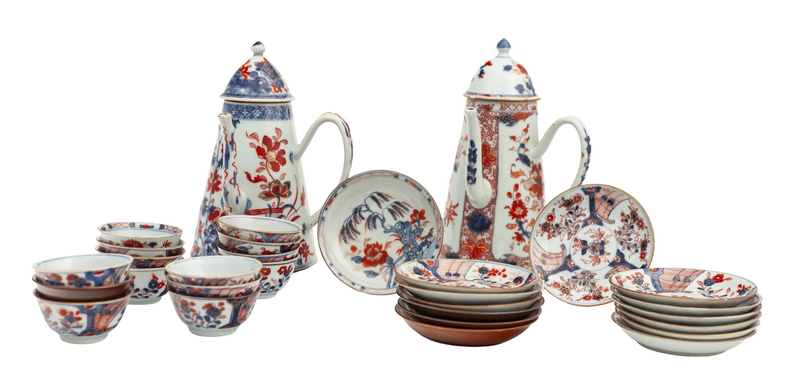 Ensemble de 14 coupes, 14 soucoupes et 2 cafetières en porcelaine Imari, Chine, XVIIIe s., comp: Ensemble de 14 coupes, 14 soucoupes et 2 cafetières en porcelaine Imari, Chine, XVIIIe s., comprenant: 1 coupe et 4 soucoupes "à la capucine", la coupe et trois des soucoupes au d