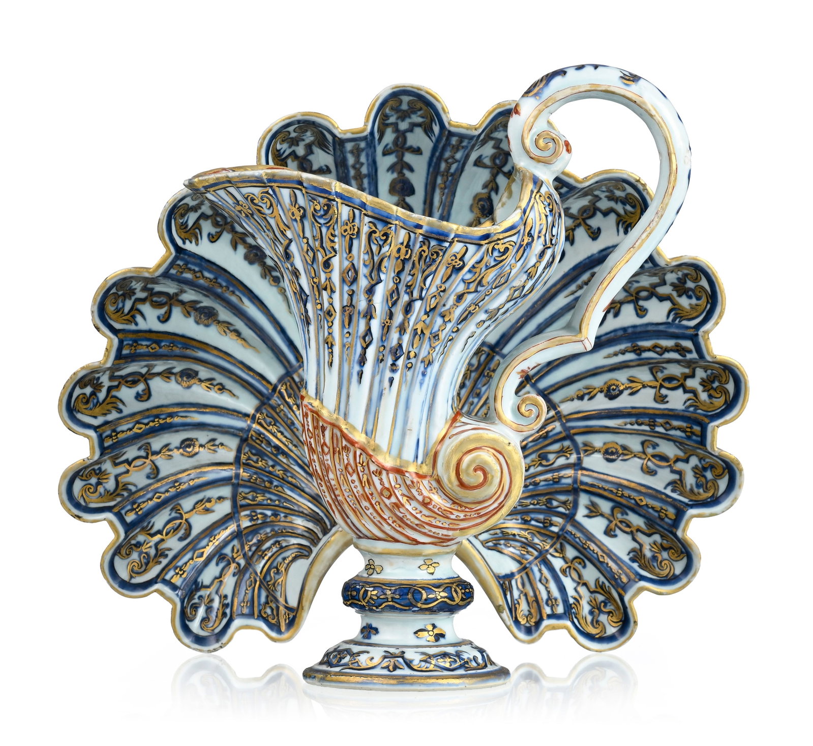 Aiguière et son bassin en porcelaine Imari, Chine, XVIIIe s., l'aiguière en forme de nauti: Aiguière et son bassin en porcelaine Imari, Chine, XVIIIe s., l'aiguière en forme de nautile reposant sur un piédestal, le bassin tripode en forme de coquille, les deux au décor de