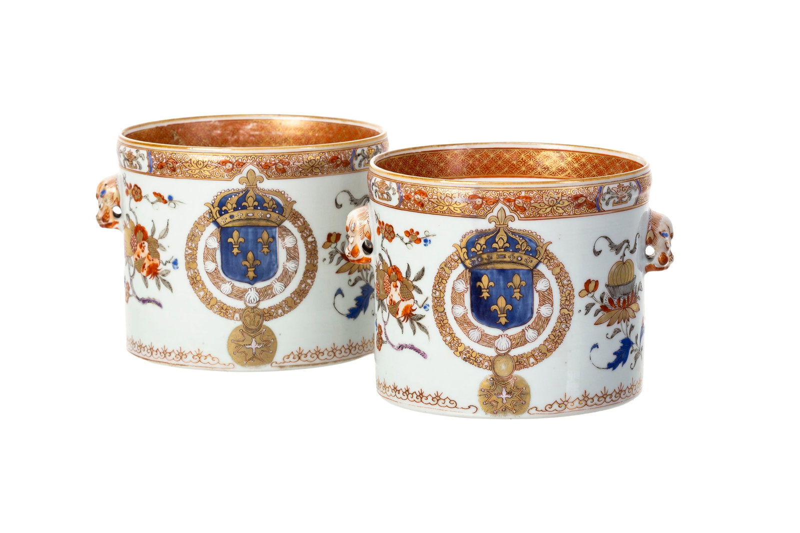 Paire de rafraîchissoirs en porcelaine Imari, Chine, ca 1730, ou France, manufacture Samson, XI: Paire de rafraîchissoirs en porcelaine Imari, Chine, ca 1730, ou France, manufacture Samson, XIXe s., décor des armoiries de Louis XV entourées du collier des ordres de Saint-Michel et 