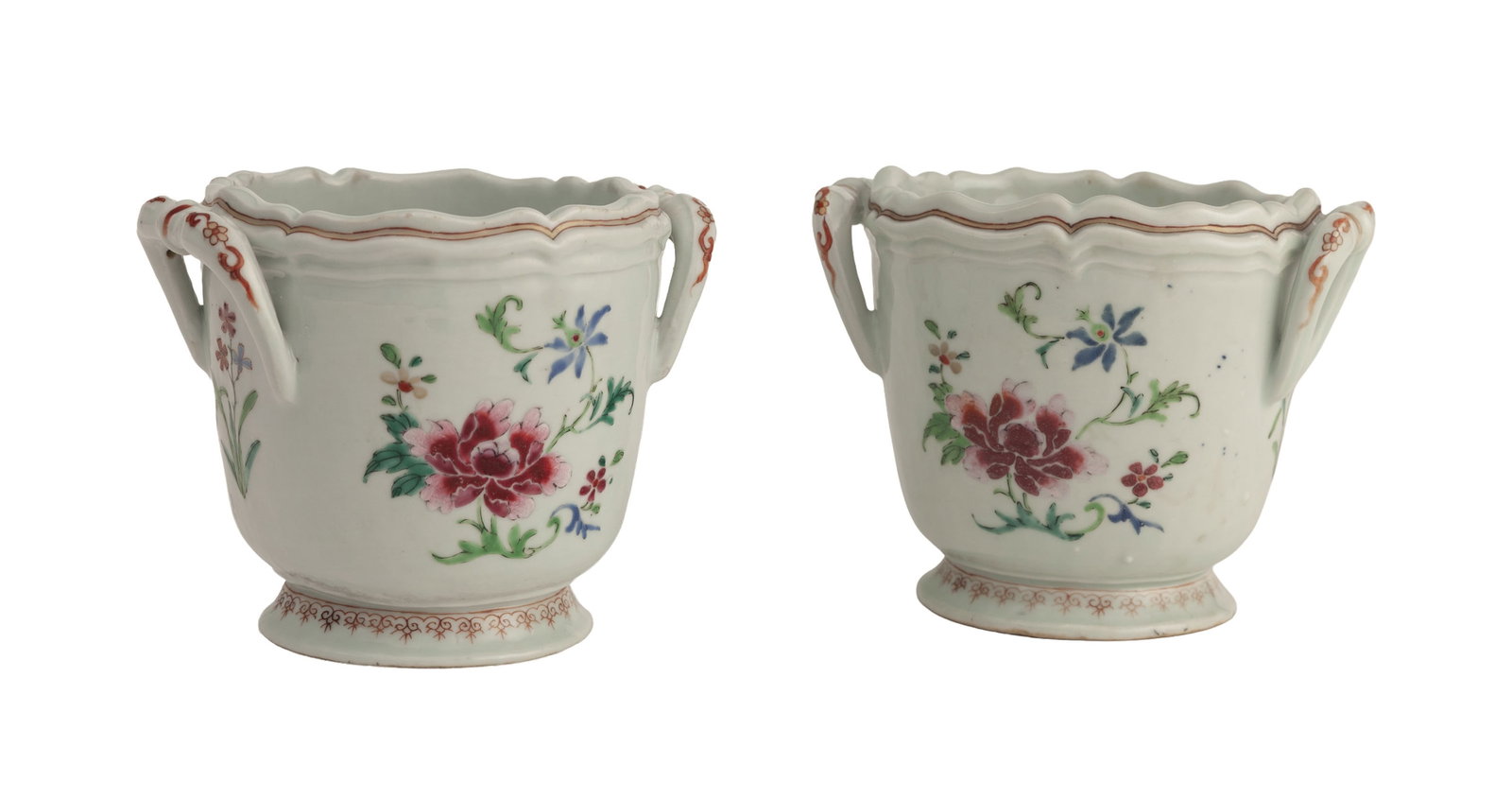 Paire de rafraîchissoirs polylobés en porcelaine famille rose, Chine, XVIIIe s., déco: Paire de rafraîchissoirs polylobés en porcelaine famille rose, Chine, XVIIIe s., décor de rinceaux de fleurs, à deux anses, diam. 12 cm et 12,5 cm (intérieur), h. 13,5 cm
