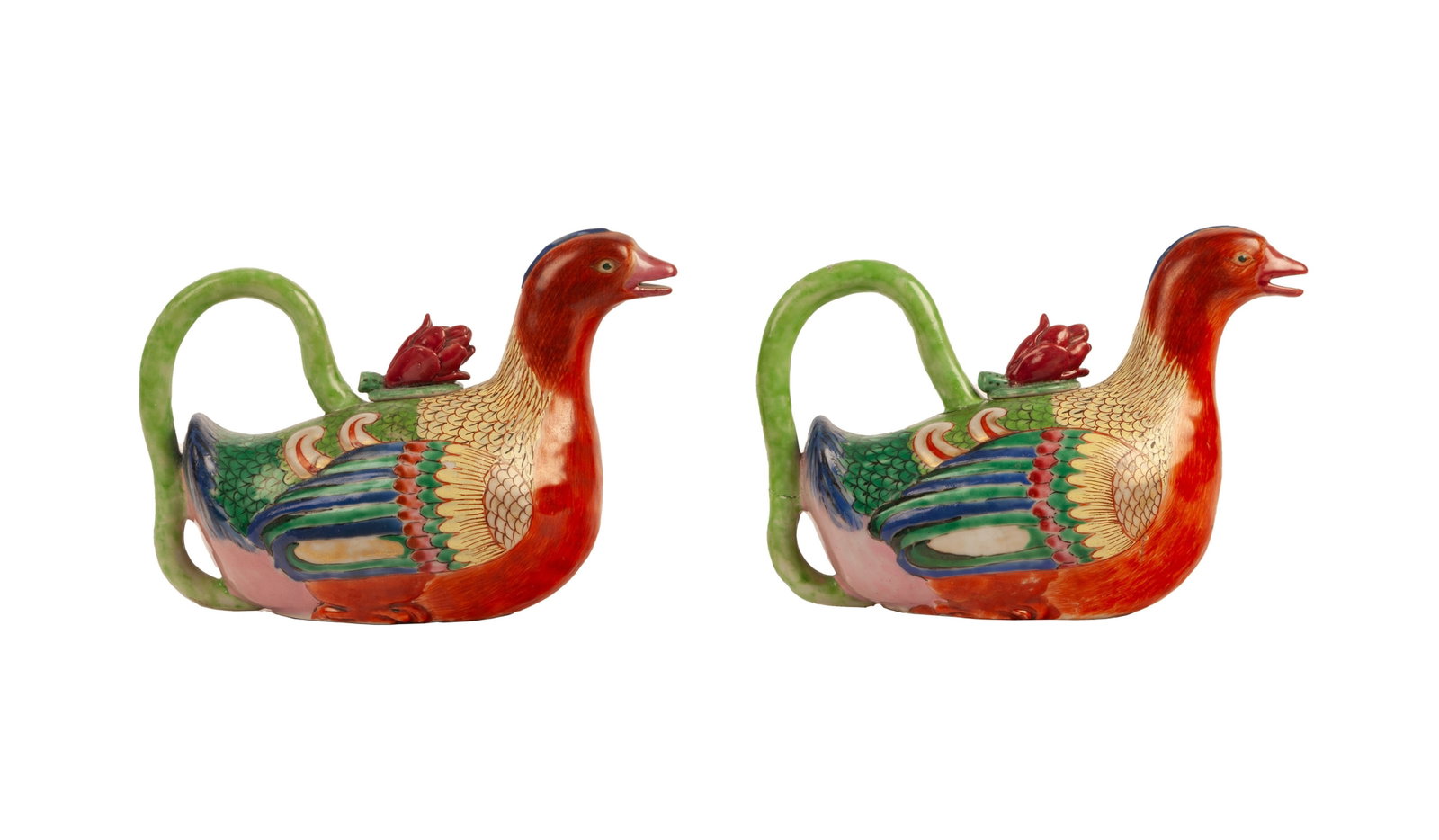 2 verseuses en porcelaine en forme de canard, Chine, dynastie Qing, prise en forme de lotus, l. 19,5: 2 verseuses en porcelaine en forme de canard, Chine, dynastie Qing, prise en forme de lotus, l. 19,5 cm (dégâts et restaurations) Des verseuses similaires ont été vendues chez