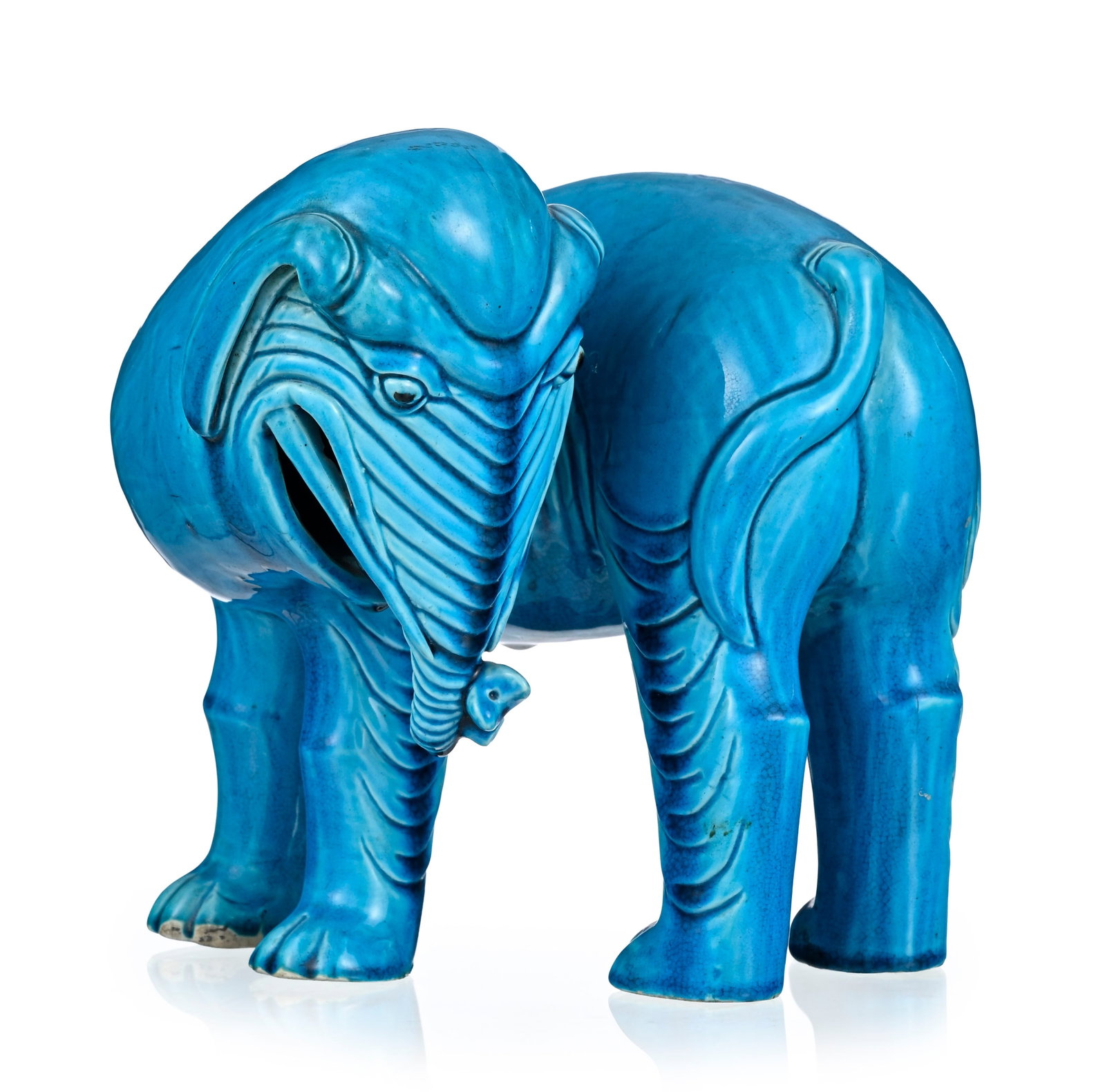 Éléphant en céramique à glaçure monochrome turquoise, Chine, dynastie Qing,: Éléphant en céramique à glaçure monochrome turquoise, Chine, dynastie Qing, h. 26 cm A turquoise monochrome-glazed ceramic elephant, China, Qing dynasty, 26 cm high 