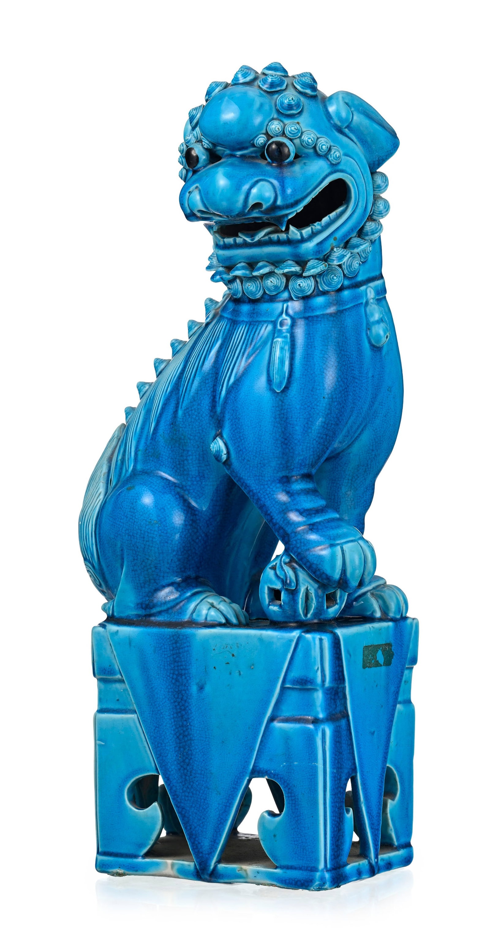 Grand chien de Fô en porcelaine à glaçure monochrome turquoise, Chine, XIX-XXe s., un: Grand chien de Fô en porcelaine à glaçure monochrome turquoise, Chine, XIX-XXe s., une patte reposant sur une xiuqiu (balle), sur un piédestal rectangulaire, h. 46 cm (fêl