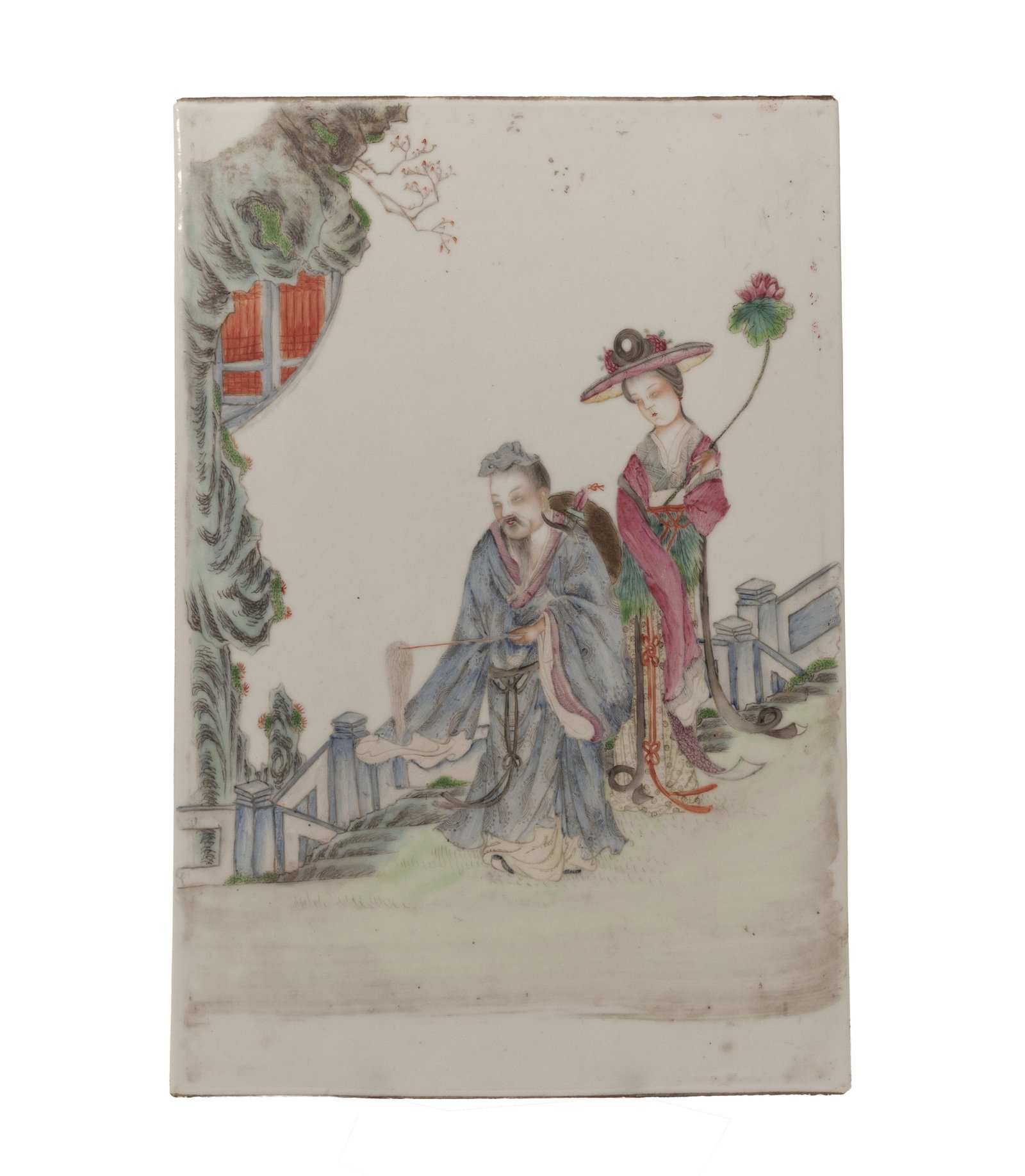 Plaque rectangulaire en porcelaine, Chine, XXe s., décor de deux personnages dans un jardin, l': Plaque rectangulaire en porcelaine, Chine, XXe s., décor de deux personnages dans un jardin, l'homme tenant un fuchen (chasse-mouches), la femme une branche de lotus, inscriptions à l'arri&#