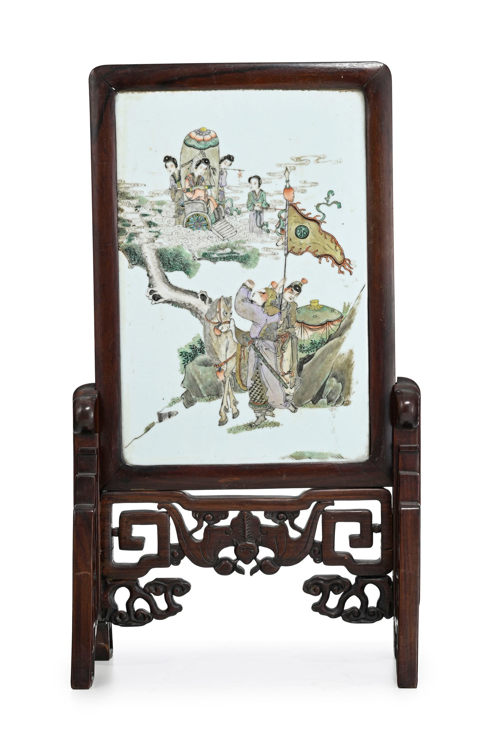 Écran de lettré en porcelaine et bois, Chine, XXe s., décor de personnages priant dev: Écran de lettré en porcelaine et bois, Chine, XXe s., décor de personnages priant devant des divinités, piédestal en bois, orné de chauve-souris, leiwen et lingzhi, h. 63