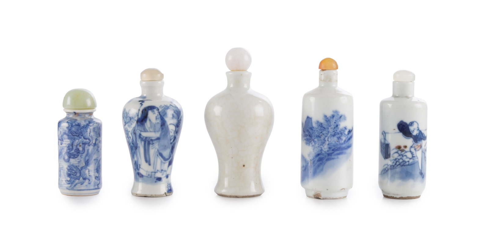 Ensemble de 5 flacons à priser en porcelaine, Chine, XIX-XXe s.: 1 au décor en bleu d'homm: Ensemble de 5 flacons à priser en porcelaine, Chine, XIX-XXe s.: 1 au décor en bleu d'homme et enfant dans un jardin, 1 au décor en bleu de paysage, 1 au décor en bleu craqu