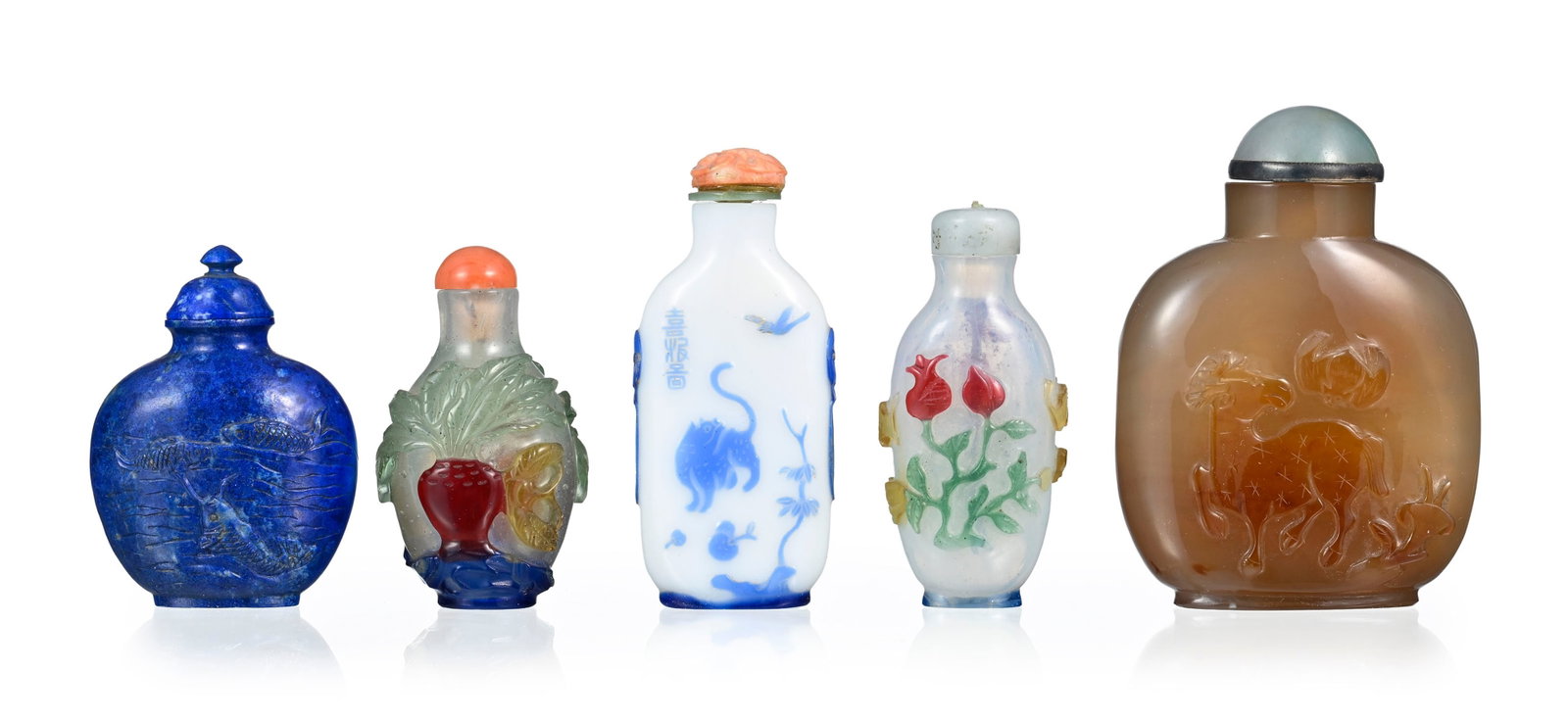 Ensemble de 5 flacons à priser en divers matériaux, Chine: 1 en agate, décor de daim, (1 of 3)