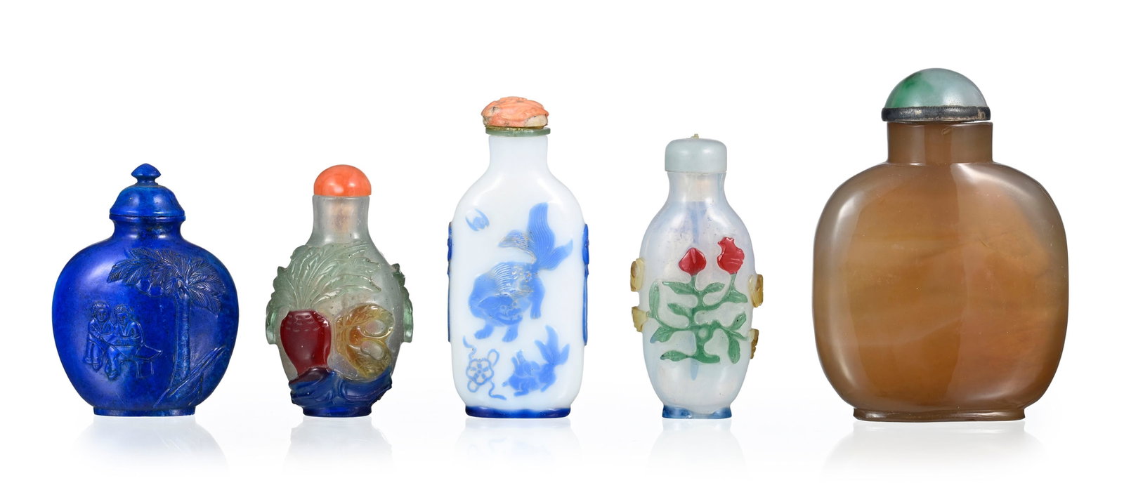 Ensemble de 5 flacons à priser en divers matériaux, Chine: 1 en agate, décor de daim, - 2