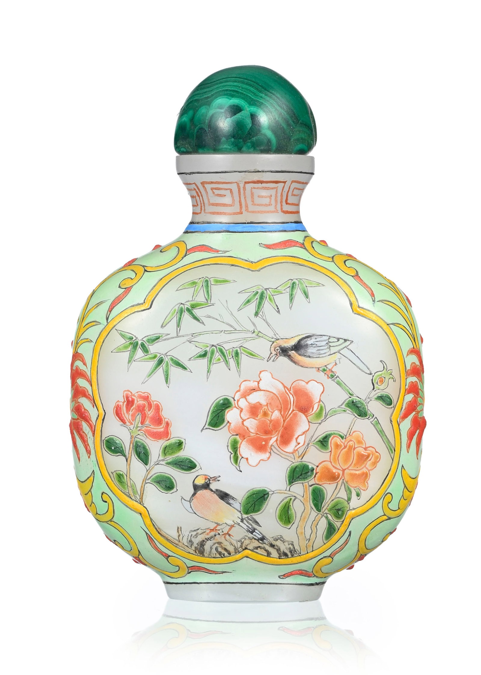 Flacon à priser en verre, Chine, XXe s., décor de fleurs et oiseaux, marque 古੍: Flacon à priser en verre, Chine, XXe s., décor de fleurs et oiseaux, marque 古月軒 (Guyuexuan) sous la base, h. 6,5 cm A glass snuff bottle, China, 20th century,