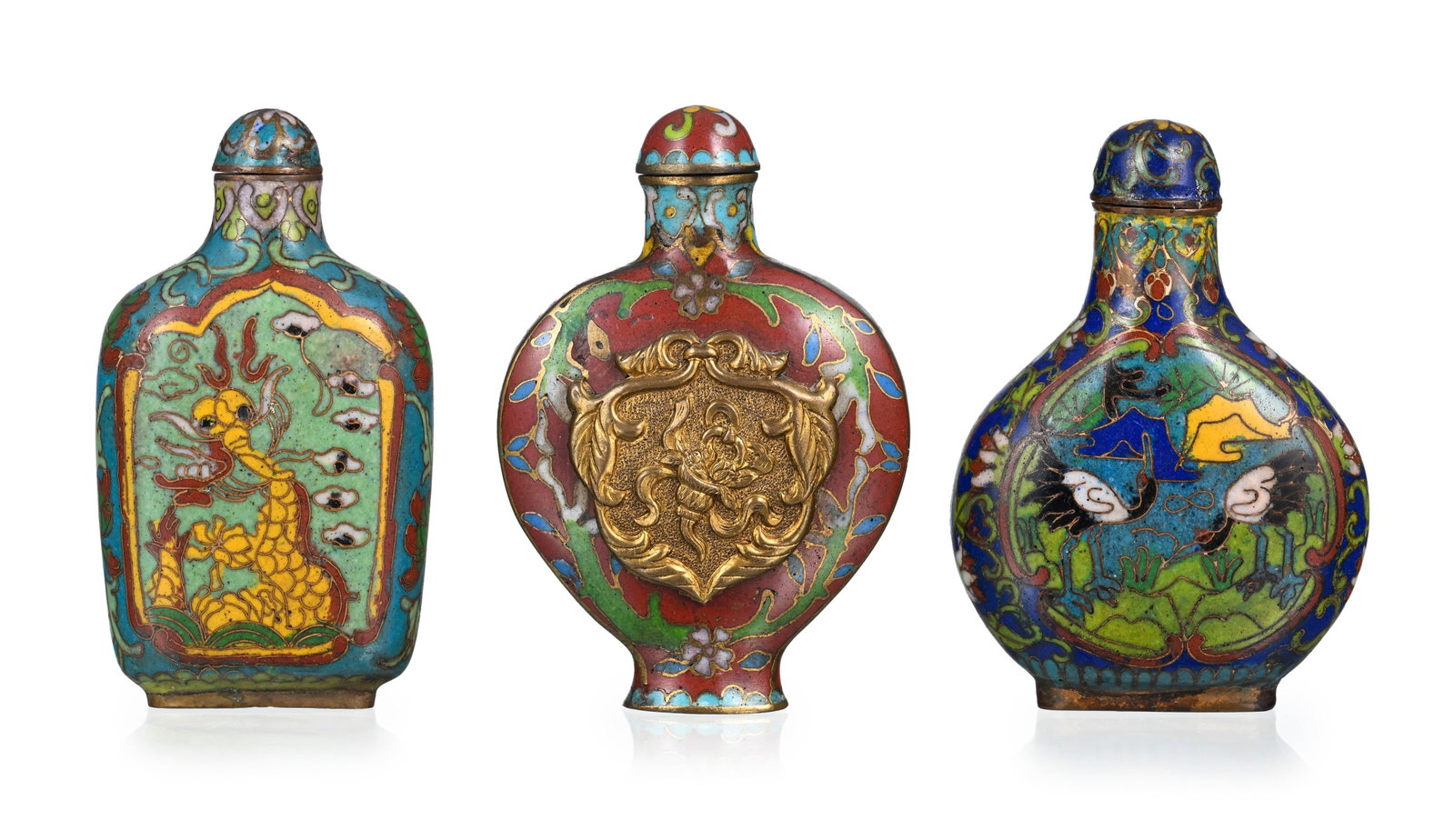 Ensemble de 3 flacons à priser en émaux cloisonnés, Chine, XXe s.: 1 orné de gru - 2