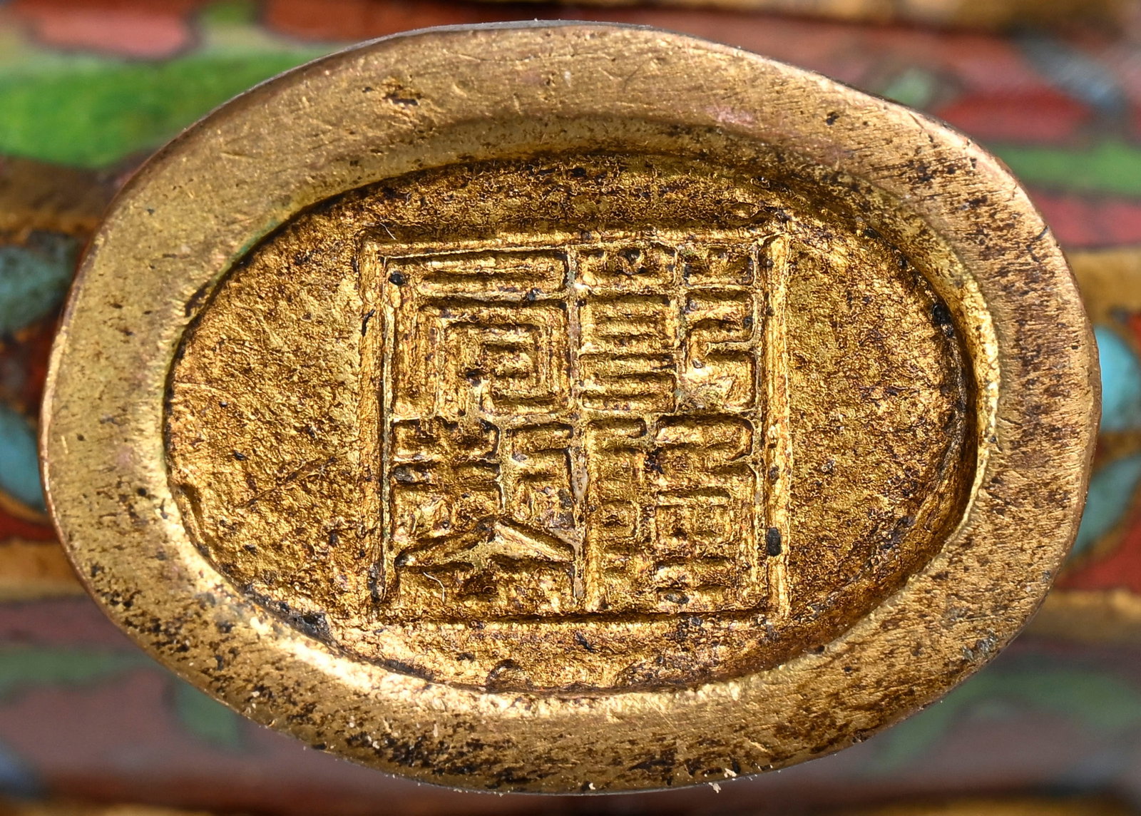 Ensemble de 3 flacons à priser en émaux cloisonnés, Chine, XXe s.: 1 orné de gru - 3