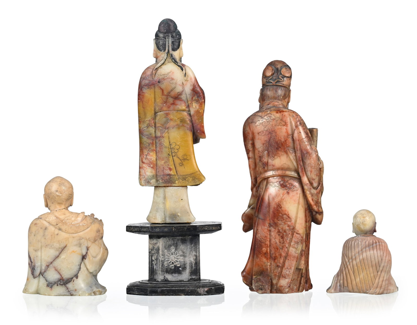Personnages, ensemble de 4 sculptures en stéatite, Chine, comprenant: 2 Luohan assis dont un te - 2