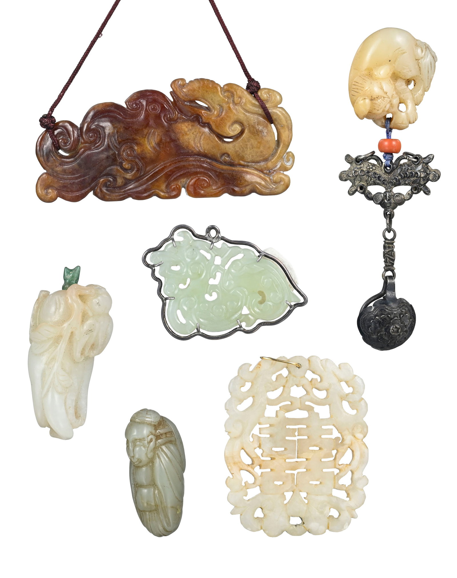 Ensemble de 5 sculptures et 1 flacon à priser en jade, Chine, comprenant: 1 pendentif avec chie: Ensemble de 5 sculptures et 1 flacon à priser en jade, Chine, comprenant: 1 pendentif avec chien allongé, avec deux ornements en argent avec chauves-souris et fleurs, 1 personnage,