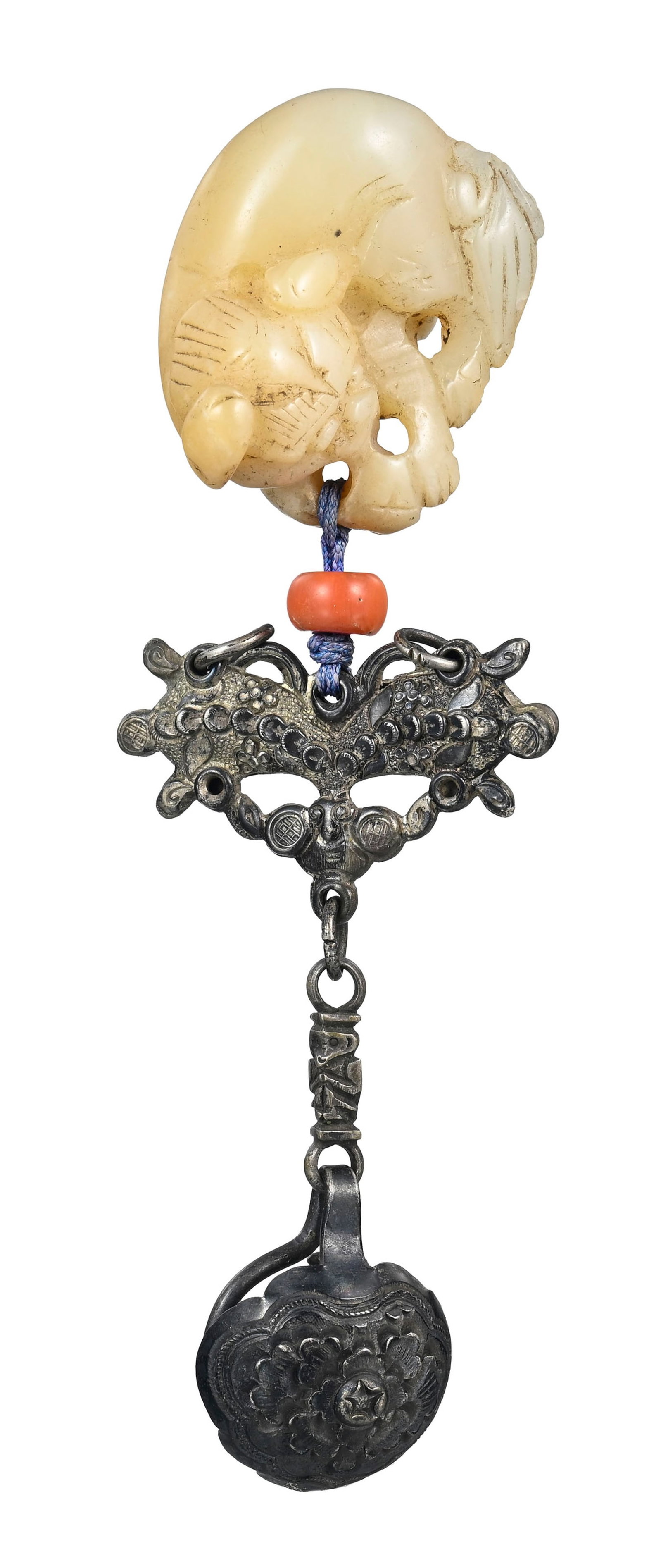 Ensemble de 5 sculptures et 1 flacon à priser en jade, Chine, comprenant: 1 pendentif avec chie - 2
