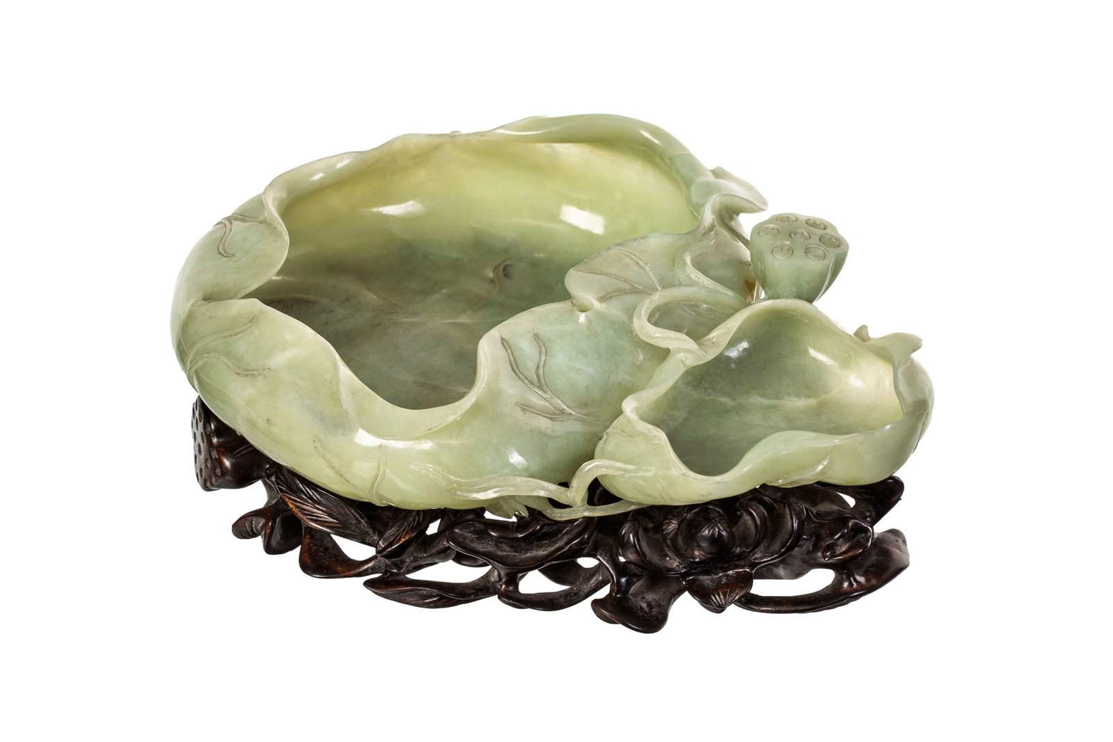 Grand bixi (rince-pinceaux) en jade en forme de deux lotus, Chine, avec socle en bois composé d: Grand bixi (rince-pinceaux) en jade en forme de deux lotus, Chine, avec socle en bois composé de rinceaux de lotus (non solidaire), larg. env. 27 cm (restaurations) A large jade bixi (brush