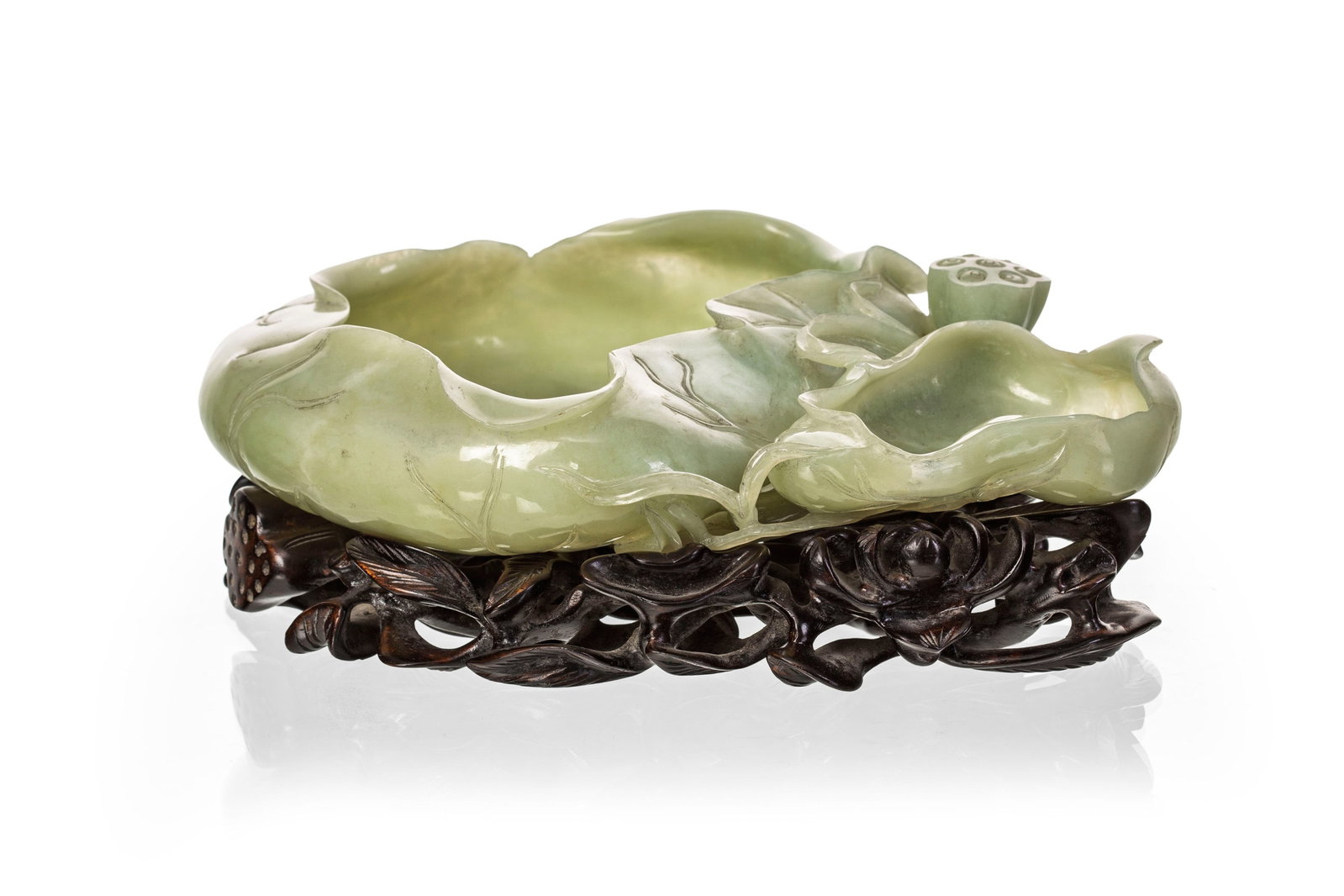 Grand bixi (rince-pinceaux) en jade en forme de deux lotus, Chine, avec socle en bois composé d - 2