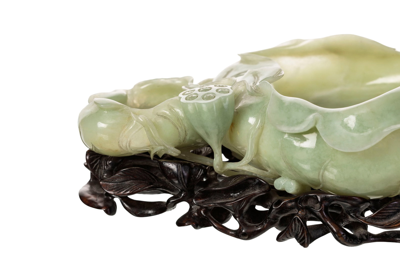 Grand bixi (rince-pinceaux) en jade en forme de deux lotus, Chine, avec socle en bois composé d - 6