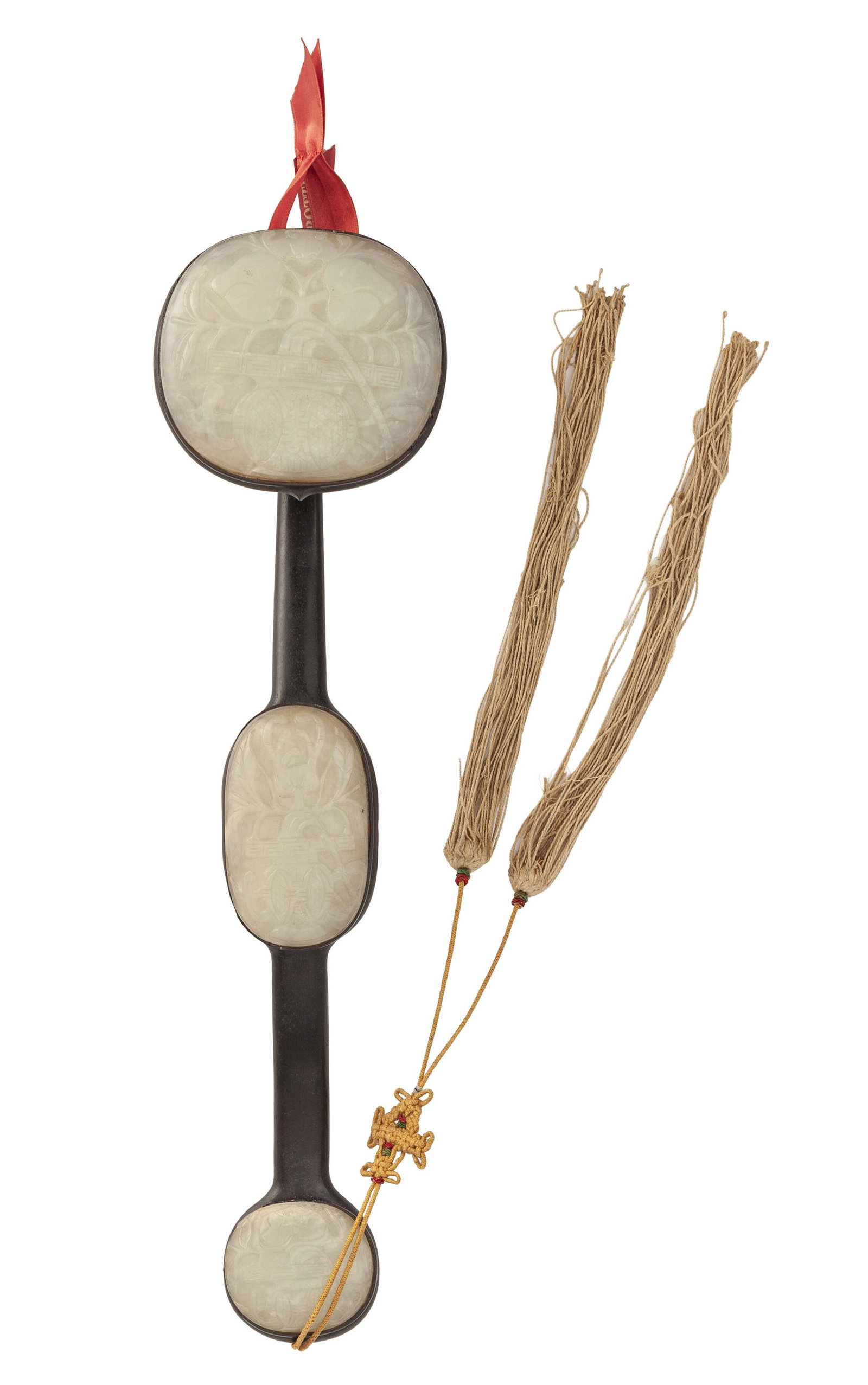 Sceptre ruyi en bois orné de trois plaques en jade, Chine, les plaques ornées des Sanduo (: Sceptre ruyi en bois orné de trois plaques en jade, Chine, les plaques ornées des Sanduo ("Trois Abondances") dans des vases, cachet d’exportation Jian Ding, l. 50 cm (restaurations)