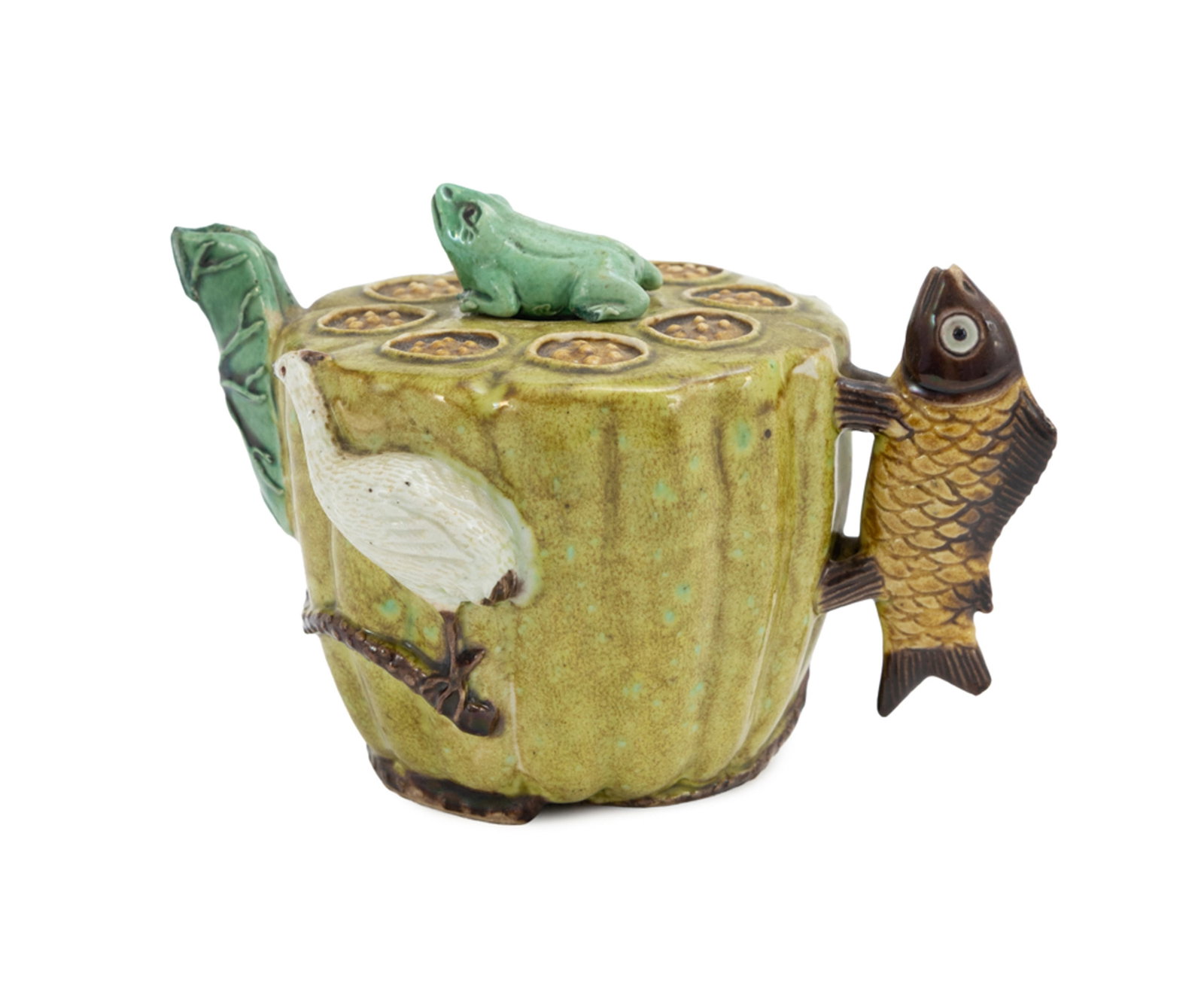 Compte-gouttes à eau en céramique, Chine, dynastie Qing, en forme de cosse de lotus, avec : Compte-gouttes à eau en céramique, Chine, dynastie Qing, en forme de cosse de lotus, avec grue, anse en forme de poisson, couvercle en forme de grenouille, h. 8 cm (restaurations) A ceramic