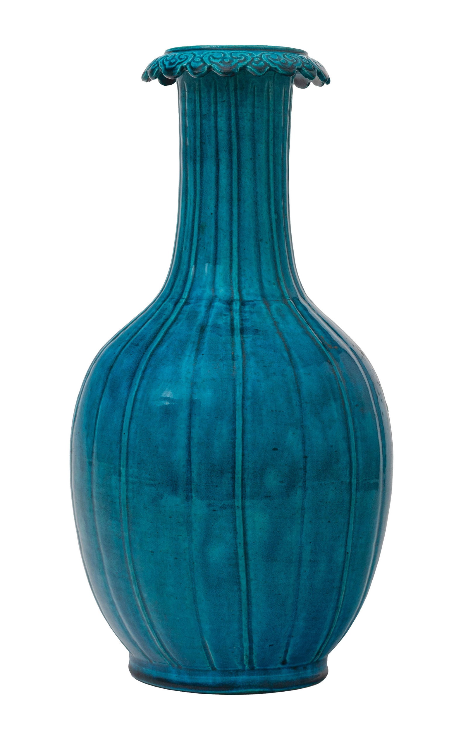 Vase en céramique à glaçure monochrome turquoise, Chine, XIX-XXe s., sommet du col d&: Vase en céramique à glaçure monochrome turquoise, Chine, XIX-XXe s., sommet du col décoré de frise de lingzhi, corps cannelé, h. 43 cm Pour ce lot, la TVA due par