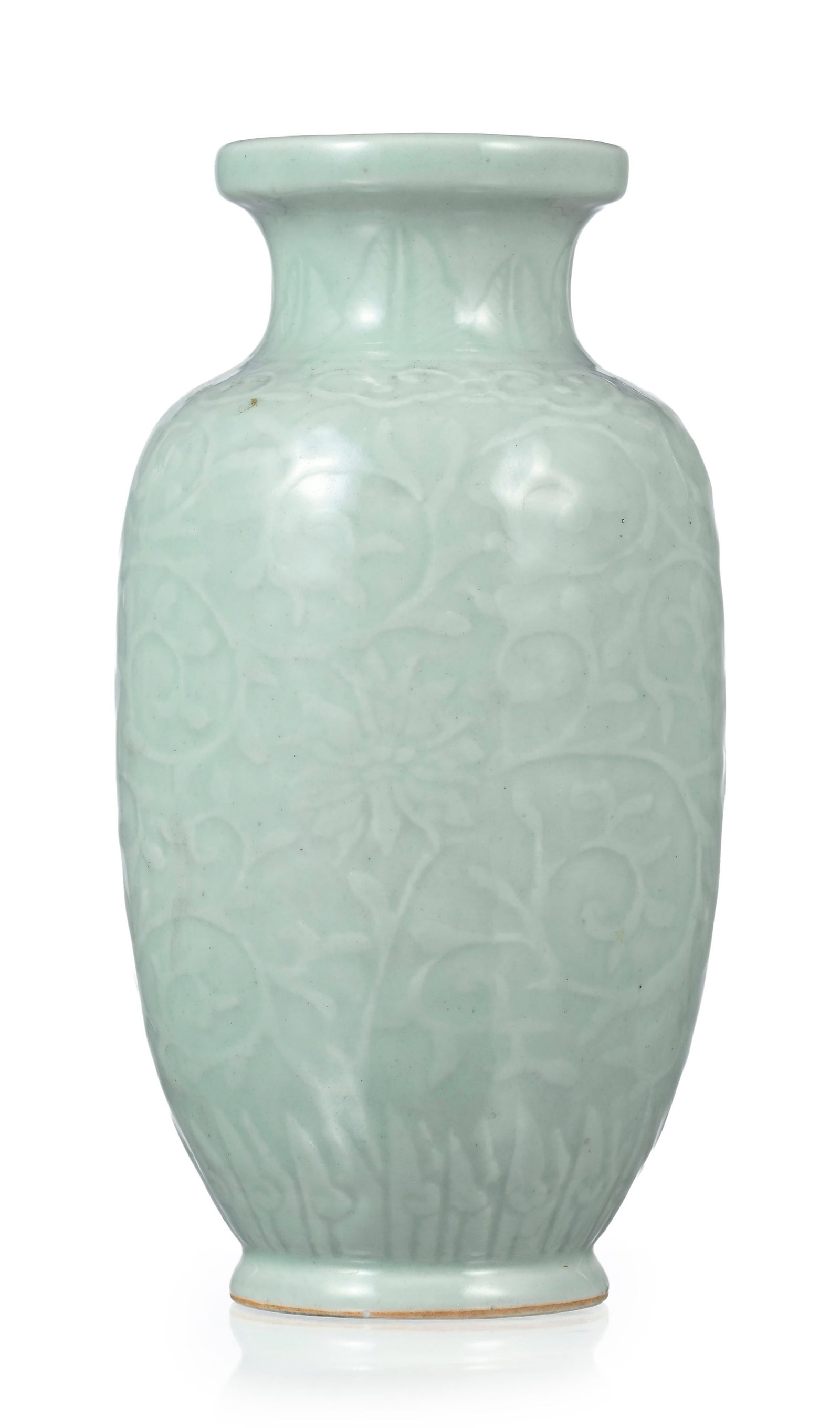 Vase en porcelaine à glaçure céladon, Chine, dynastie Qing, décor de rinceaux de: Vase en porcelaine à glaçure céladon, Chine, dynastie Qing, décor de rinceaux de fleurs, frises de lingzhi et pétales, marque Qianlong sous la base, h. 22,5 cm A
