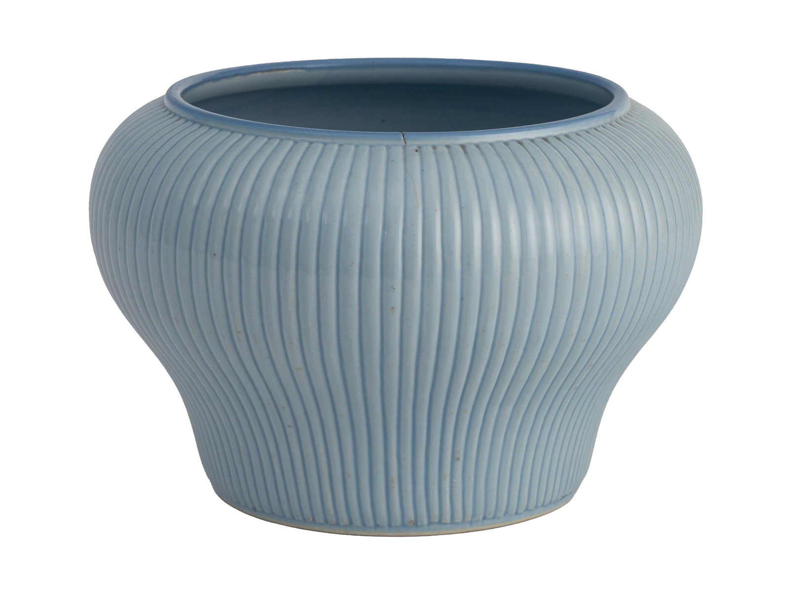 Jardinière en porcelaine à glaçure "clair de lune", Chine, XXe s., décor dit "ce: Jardinière en porcelaine à glaçure "clair de lune", Chine, XXe s., décor dit "cent cannelures", h. 17,5 cm, diam. 17,5 cm (intérieur) (fêlé) Pour ce lot, la TVA due
