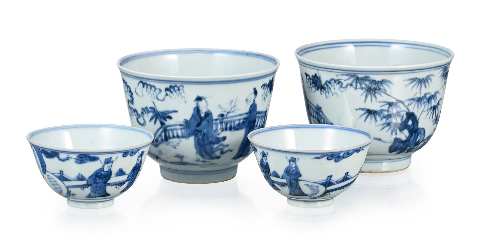 2 bols et 2 coupes en porcelaine, Chine, XXe s.: tous au décor en bleu, les 2 bols ornés d: 2 bols et 2 coupes en porcelaine, Chine, XXe s.: tous au décor en bleu, les 2 bols ornés de pêcheur à l'intérieur, et de personnages dans un jardin à l'extérieur, ma