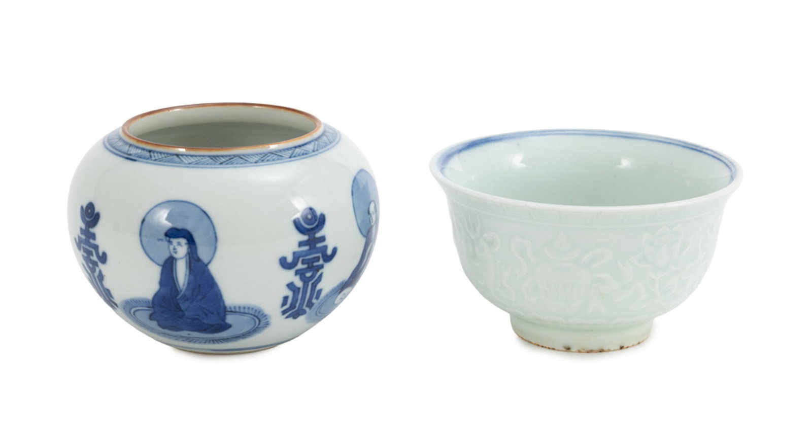 Bol et pot en porcelaine, Chine, XIX-XXe s., les deux au décor en bleu, le bol décoré: Bol et pot en porcelaine, Chine, XIX-XXe s., les deux au décor en bleu, le bol décoré à l'extérieur d'emblèmes bouddhiques, frises de leiwen et pétales,