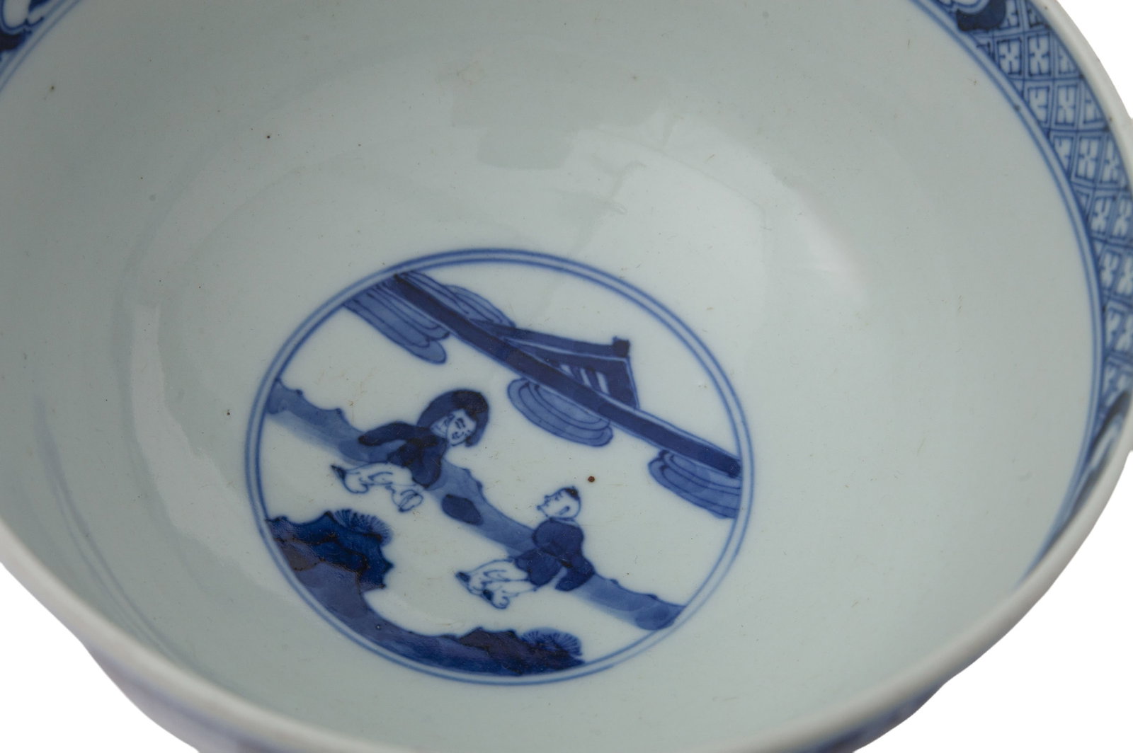 Grand bol en porcelaine, Chine, XIX-XXe s., décor en bleu de personnages dans des cartouches, m - 3