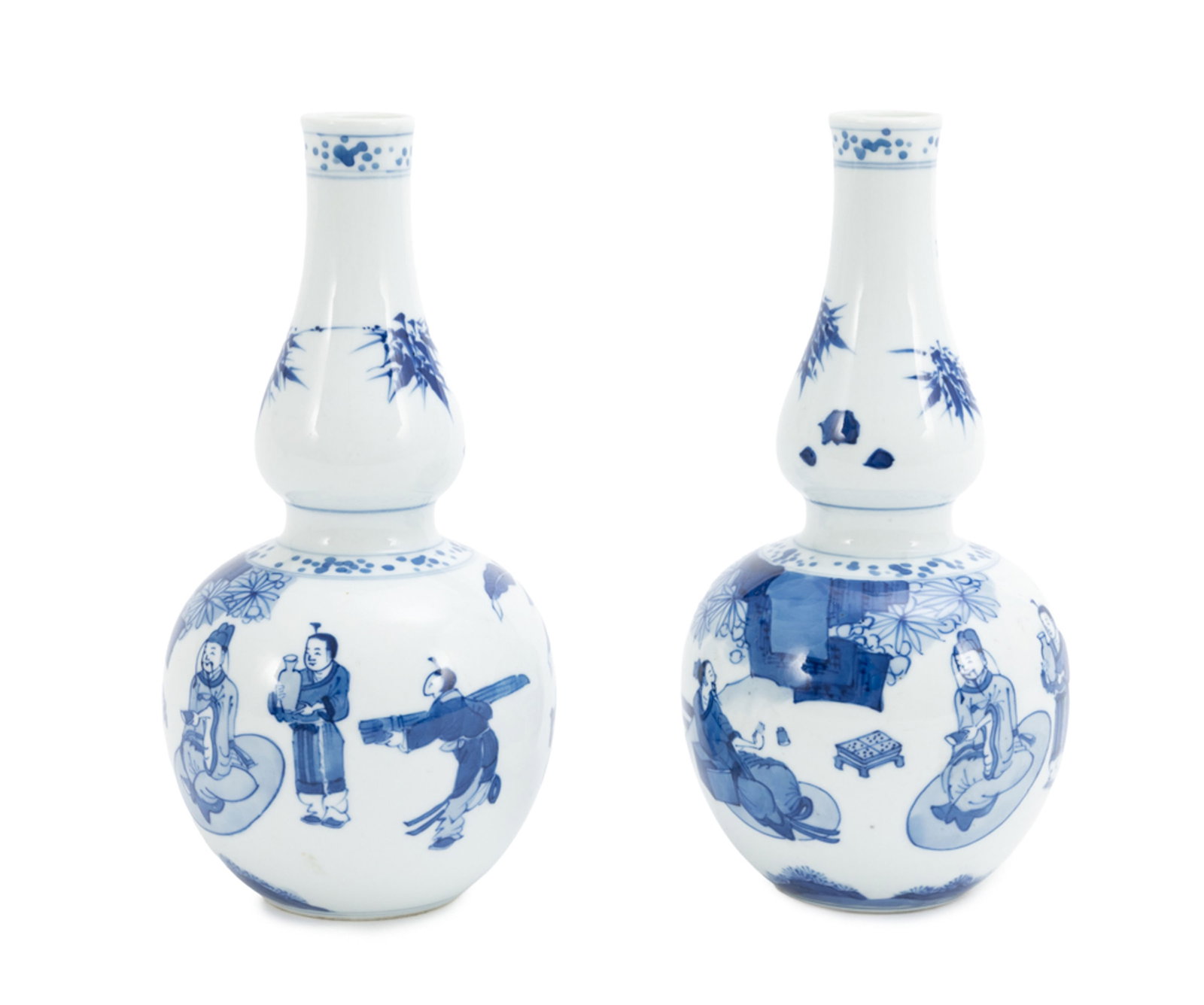 Paire de vases double gourde en porcelaine, Chine, XIX-XXe s., décor en bleu de personnages dan: Paire de vases double gourde en porcelaine, Chine, XIX-XXe s., décor en bleu de personnages dans un jardin, bambous et motifs géométriques, h. 21,5 cm A pair of blue and white