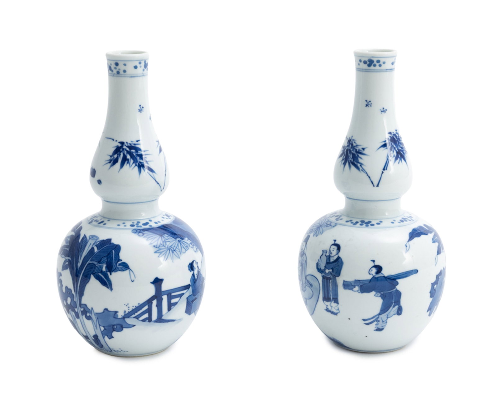 Paire de vases double gourde en porcelaine, Chine, XIX-XXe s., décor en bleu de personnages dan - 2