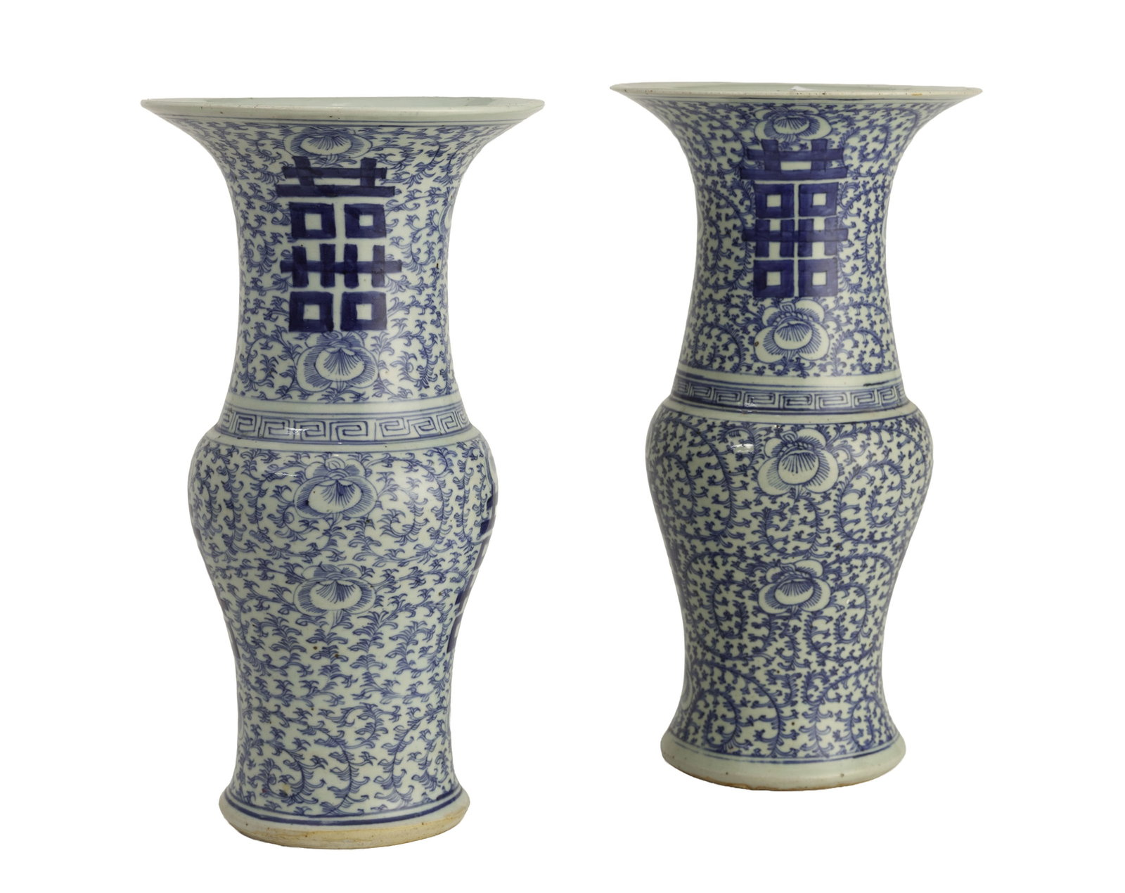 Paire de vases en porcelaine, Chine, XIX-XXe s., décor en bleu de shuangxi ("double bonheur con: Paire de vases en porcelaine, Chine, XIX-XXe s., décor en bleu de shuangxi ("double bonheur conjugal") entourés de rinceaux de fleurs et frise de lingzhi, marque Chenghua sous les bases, h.