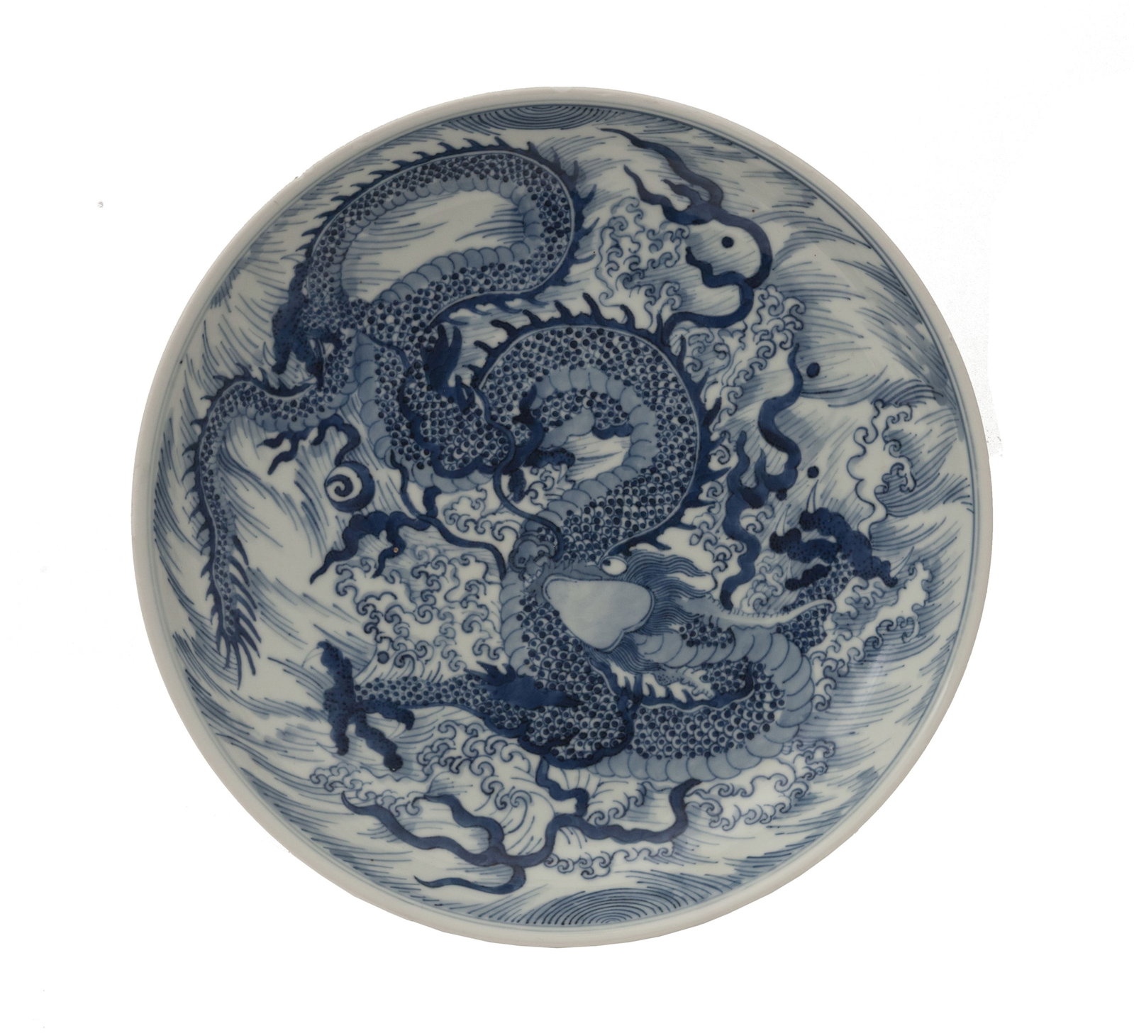 Plat en porcelaine, Chine, XIX-XXe s., décor en bleu de dragon chassant la perle flammée p: Plat en porcelaine, Chine, XIX-XXe s., décor en bleu de dragon chassant la perle flammée par-dessus les flots, marque Jiajing dans un double cercle sous la base, diam. 27,5 cm A blue and whi