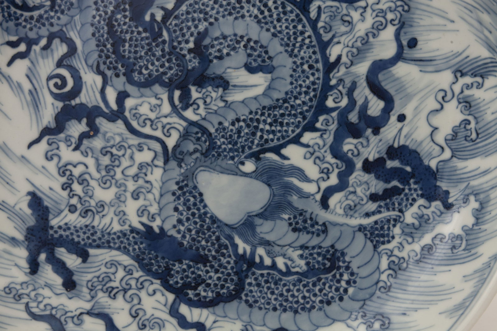 Plat en porcelaine, Chine, XIX-XXe s., décor en bleu de dragon chassant la perle flammée p - 3