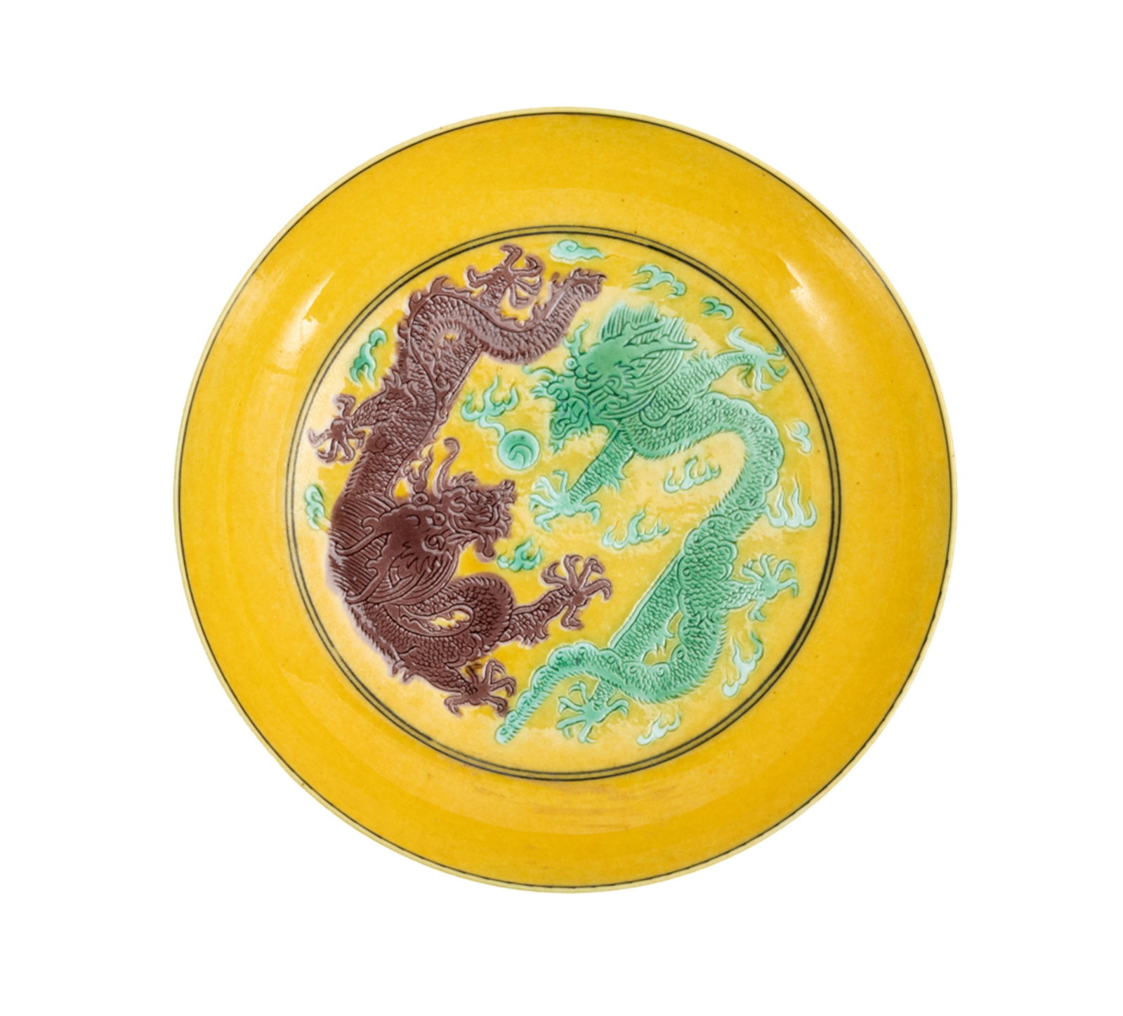 Coupelle en porcelaine, Chine, XIX-XXe s., décor aubergine et vert sur fond jaune de deux drago: Coupelle en porcelaine, Chine, XIX-XXe s., décor aubergine et vert sur fond jaune de deux dragons chassant la perle flammée dans un double cercle, extérieur orné de grappes de