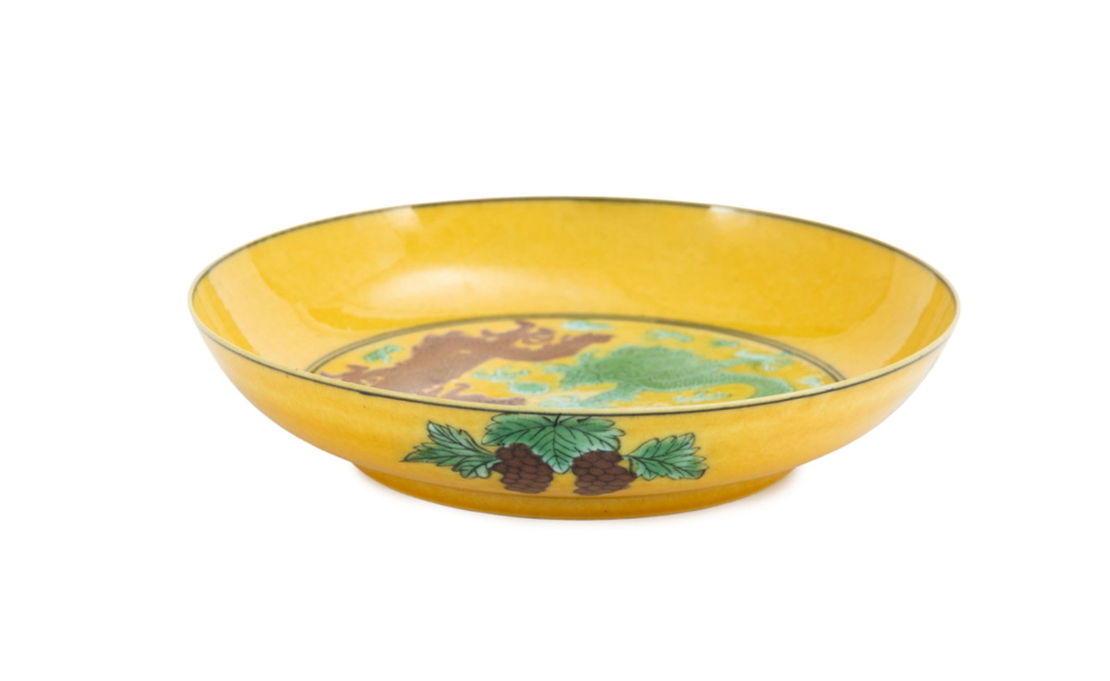 Coupelle en porcelaine, Chine, XIX-XXe s., décor aubergine et vert sur fond jaune de deux drago - 2