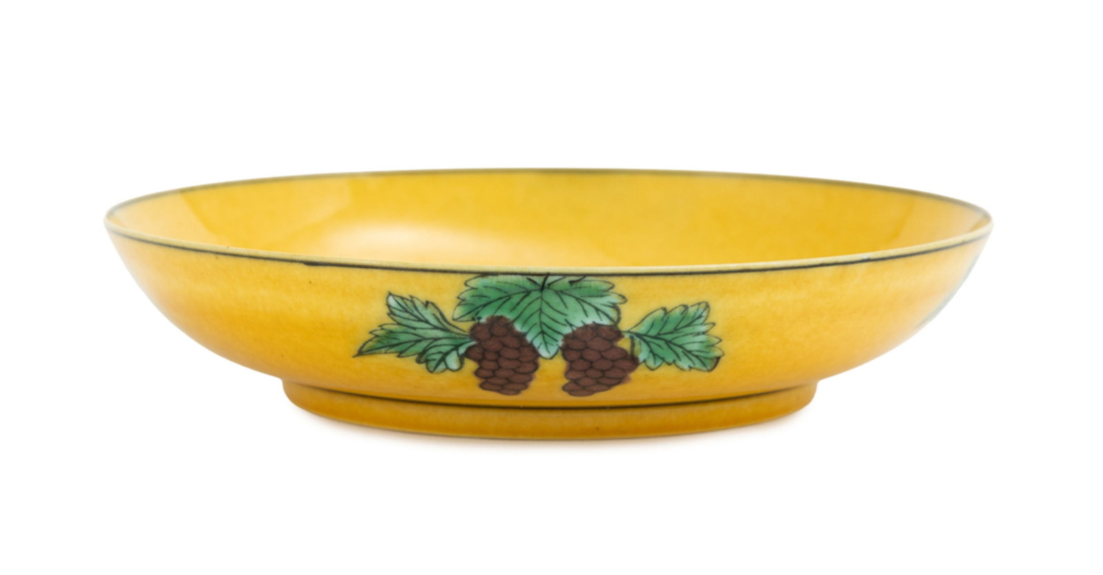 Coupelle en porcelaine, Chine, XIX-XXe s., décor aubergine et vert sur fond jaune de deux drago - 3