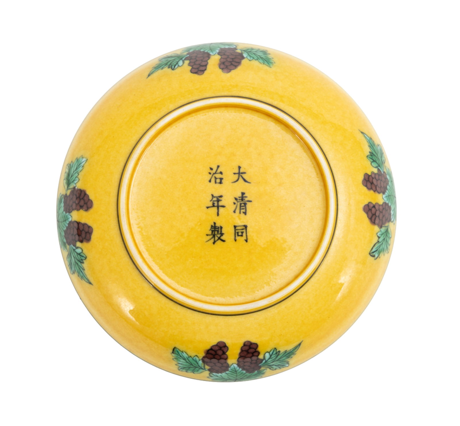 Coupelle en porcelaine, Chine, XIX-XXe s., décor aubergine et vert sur fond jaune de deux drago - 4