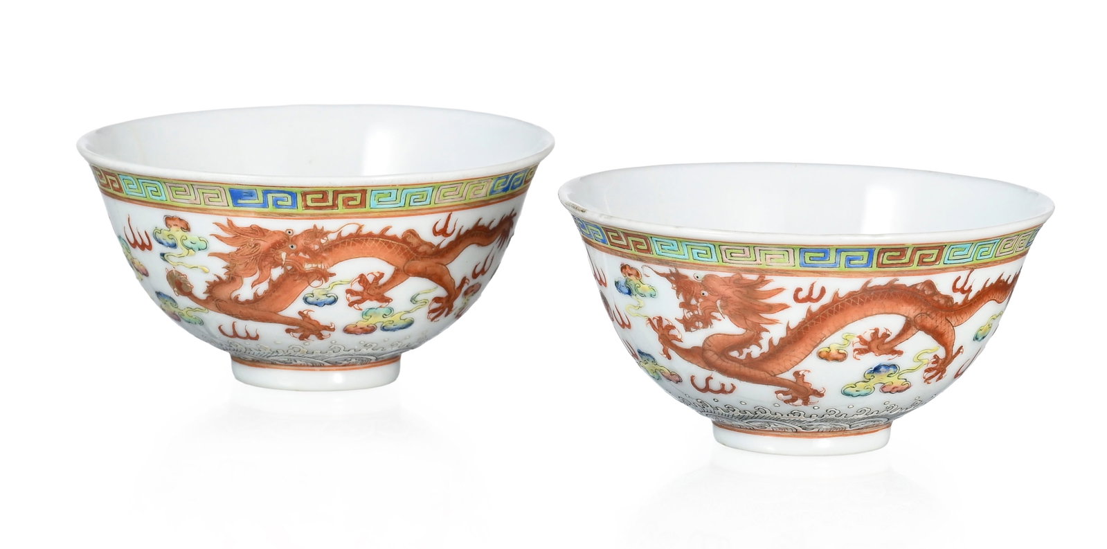 Paire de petites coupes en porcelaine, Chine, fin XIX-début XXe s., décor de dragons dans : Paire de petites coupes en porcelaine, Chine, fin XIX-début XXe s., décor de dragons dans les nuées survolant les flots à la poursuite de la perle flammée, frises de leiwen